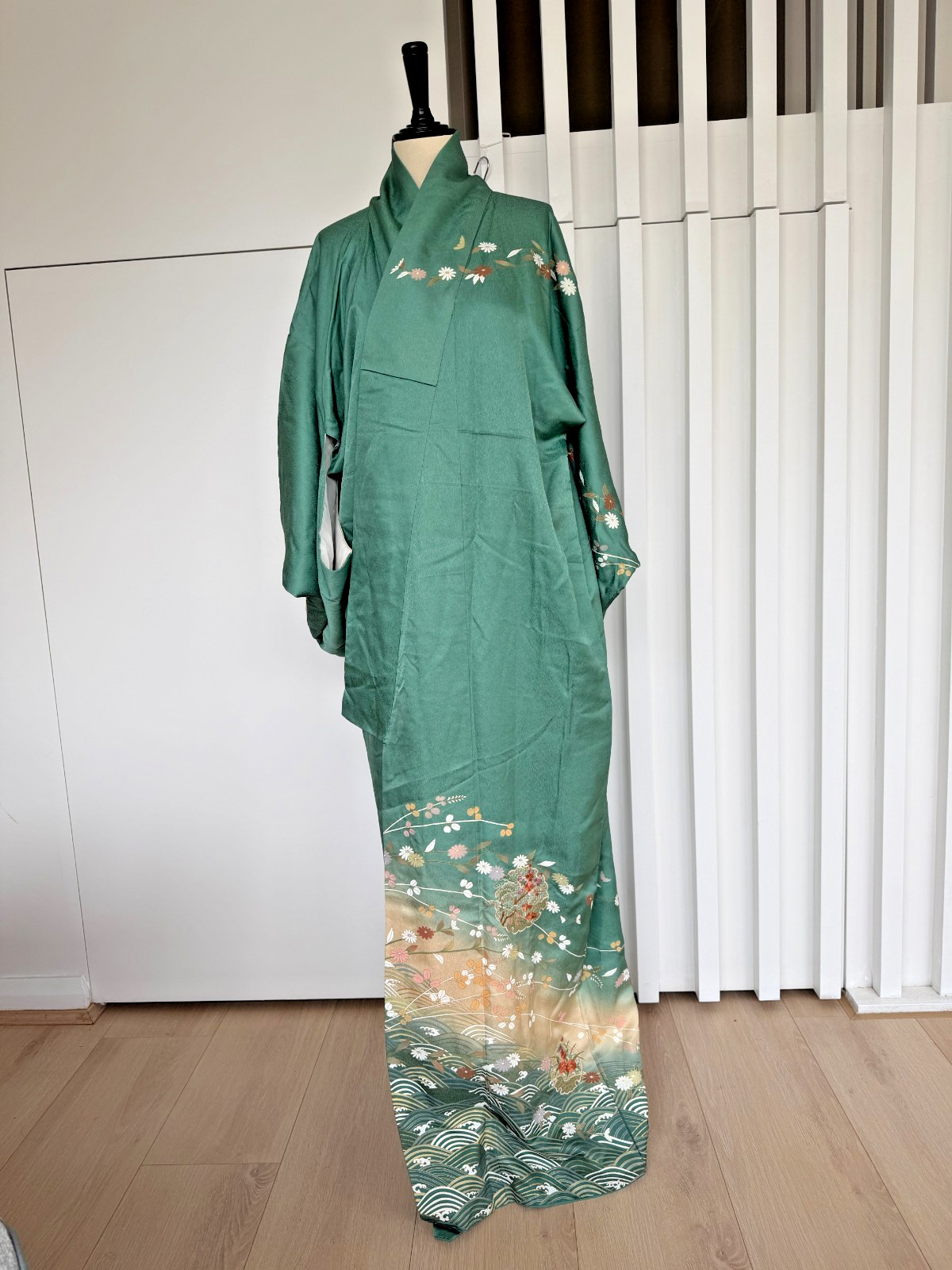 Vintage Japanese Kimono | Green Wave さが美 (Sagami) brand embroidery | 100% silk