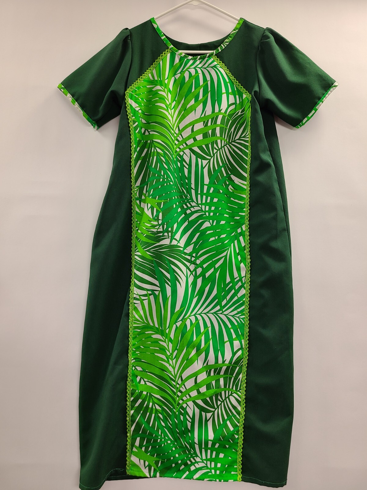 Hawaiian Dress Vintage Size M/10 White & Green Midi Tribal Print Short Sleeve