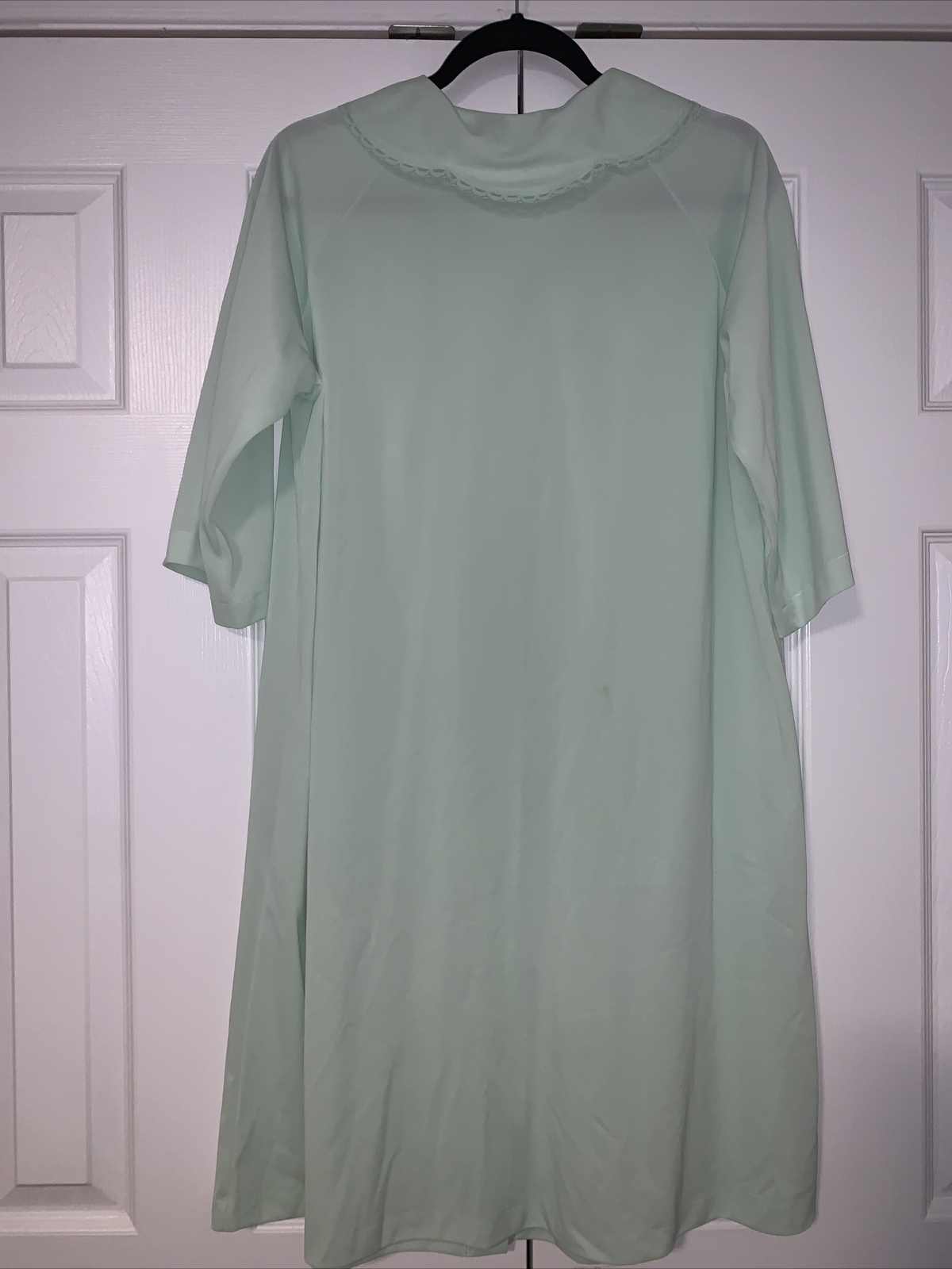 Shadowline VTG light mint green button up gown w/lace collar detail Sz M