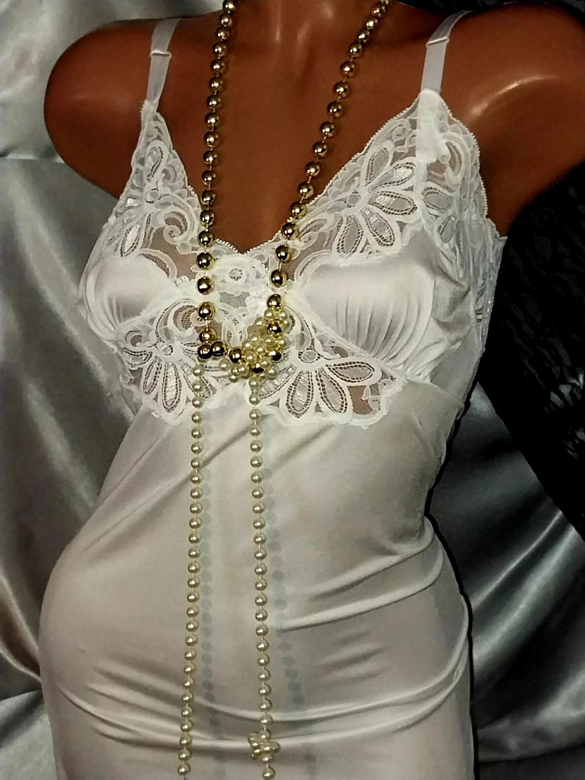 VTG SILKY NYLON SHIMMERY BOMBSHELL FLOWER WIDE LACE PINCH PLEAT BODICE 36/38″