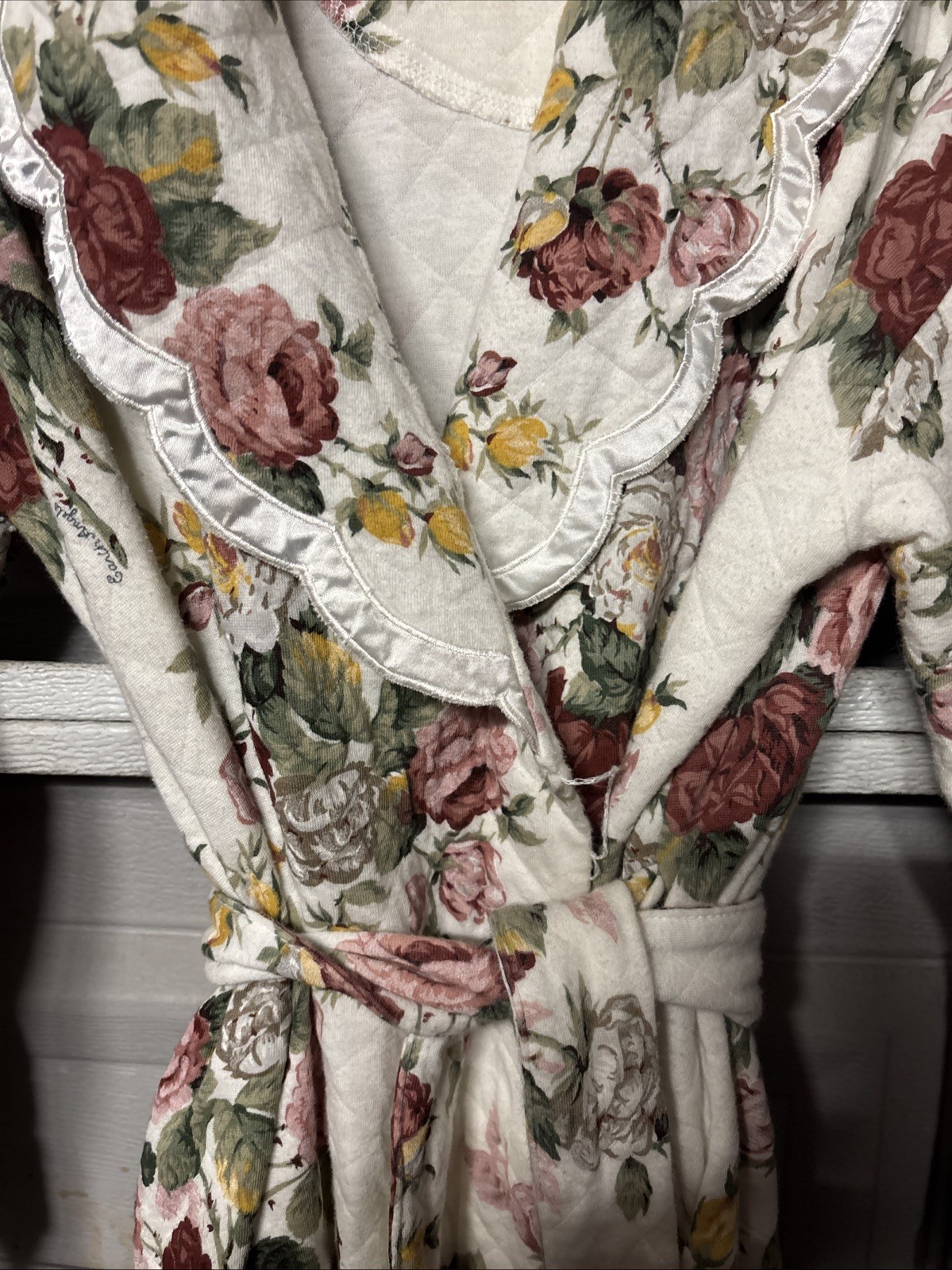 Vintage 80 EARTH ANGELS Floral Robe Roses Print A Scalloped Collar Size M