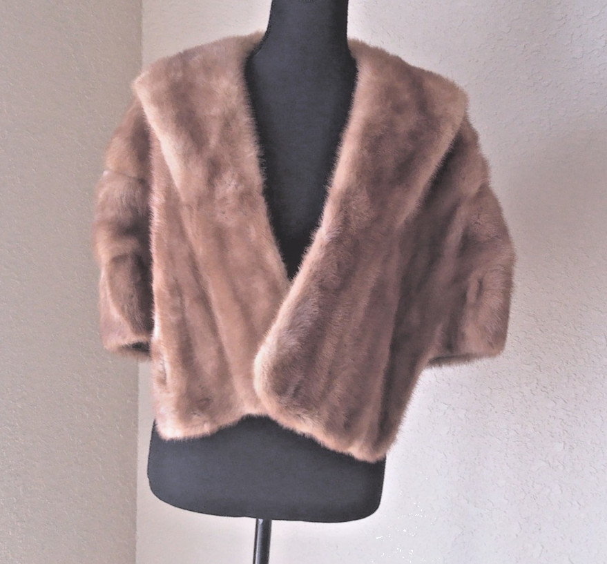 BAMBERGERS NEW JERSEY FUR SALON FUR WRAP W/POCKETS ERNESTINE KIRK BN301
