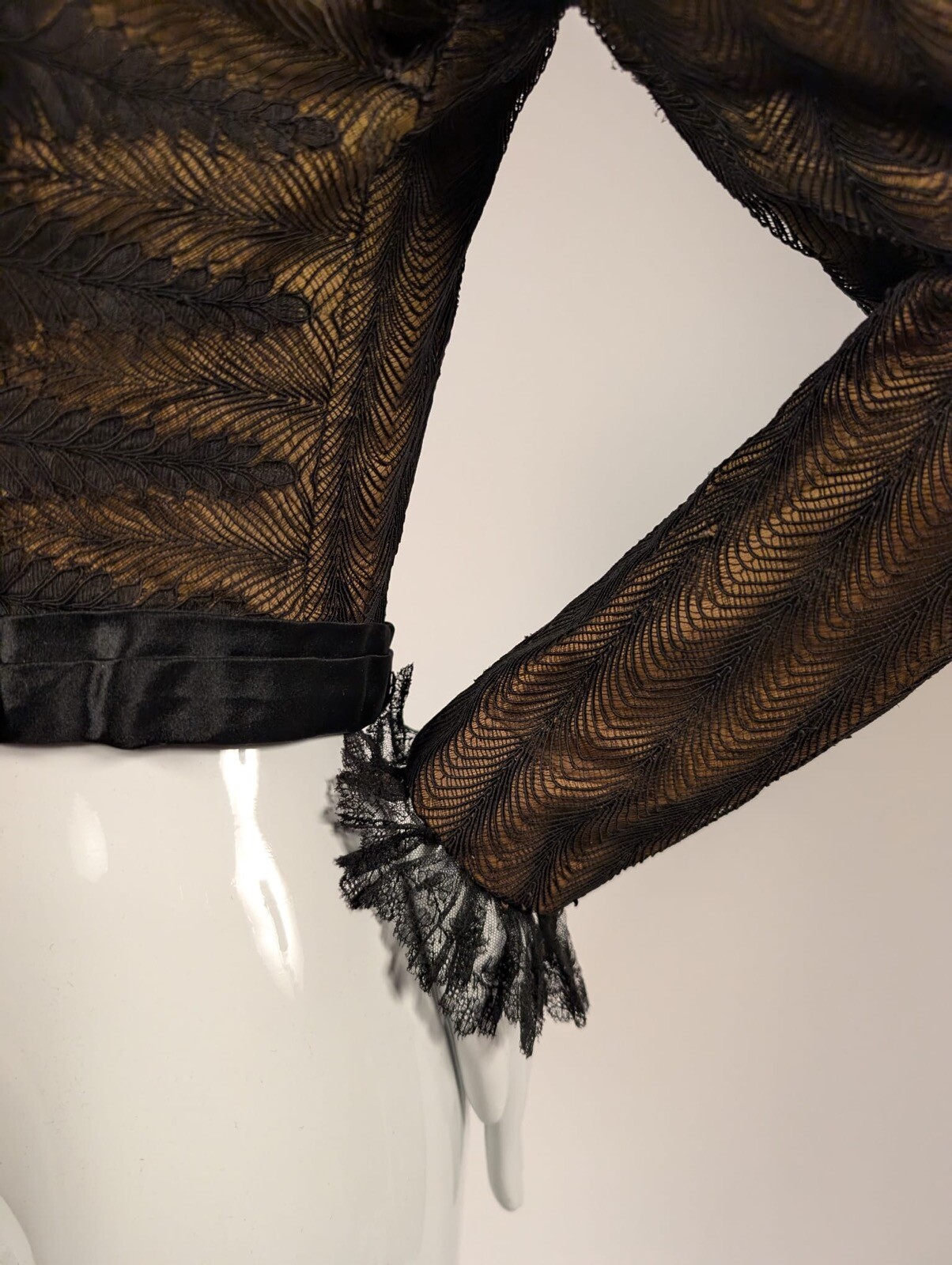 BEAUTIFUL OLIVE GREEN + BLACK LACE VICTORIAN 1890’S BODICE / JACKET