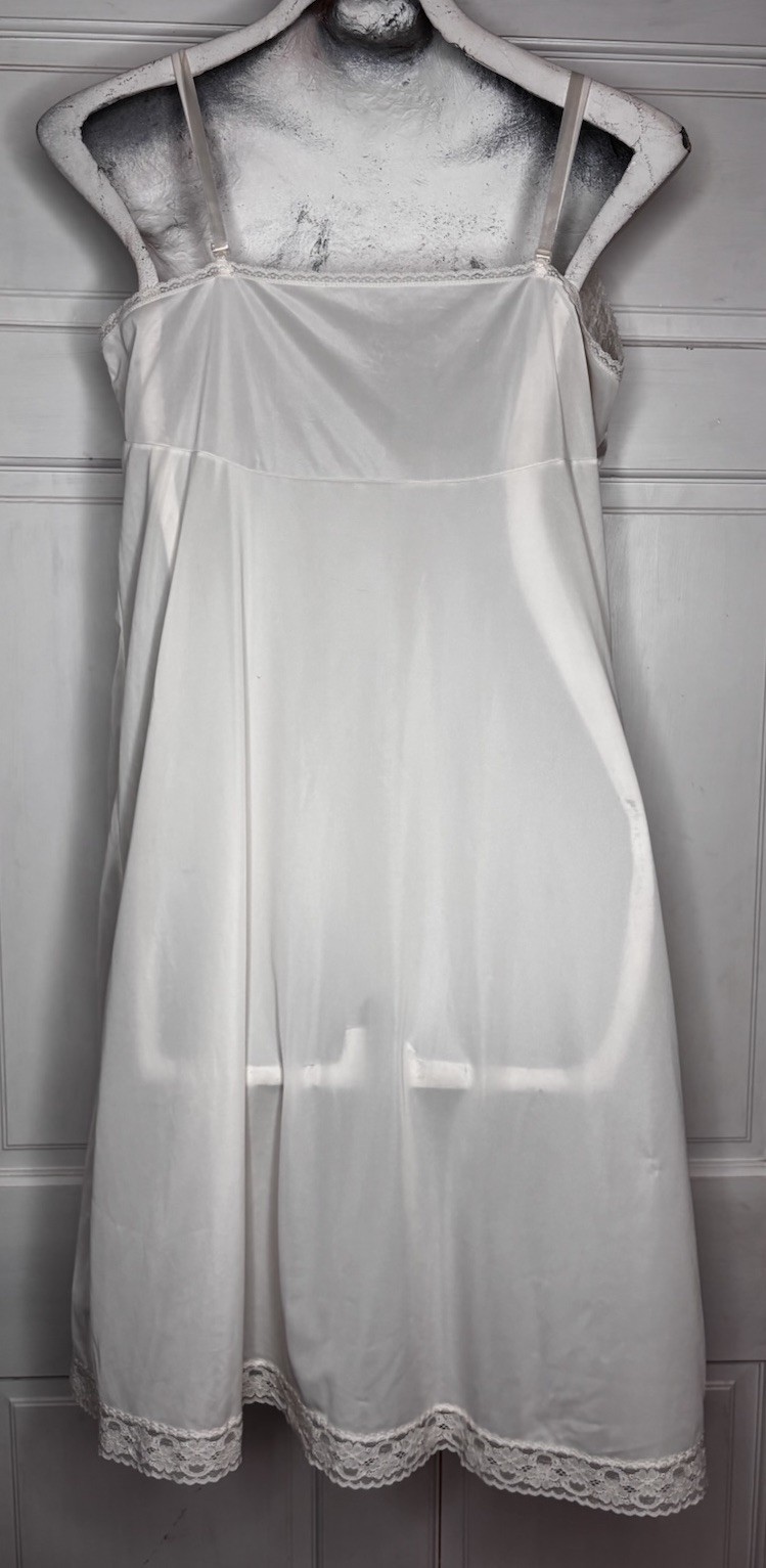 Vanity Fair Vintage Lace Trim Nylon Full Slip Size 42 26 Inch Ivory USA Made