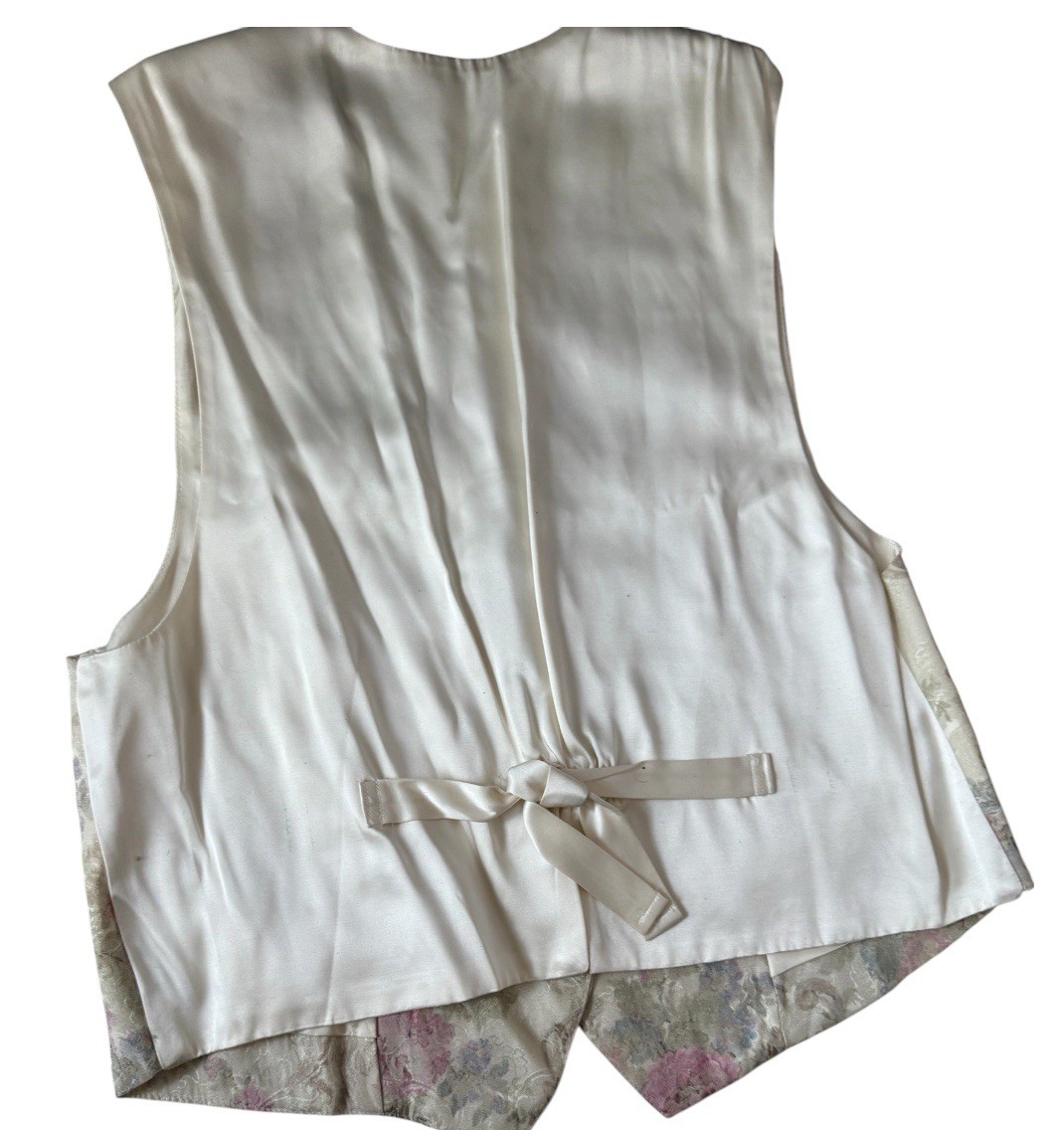 Floral And botanical patterned vest Pink And Cream Embroidered Flowers Vintage