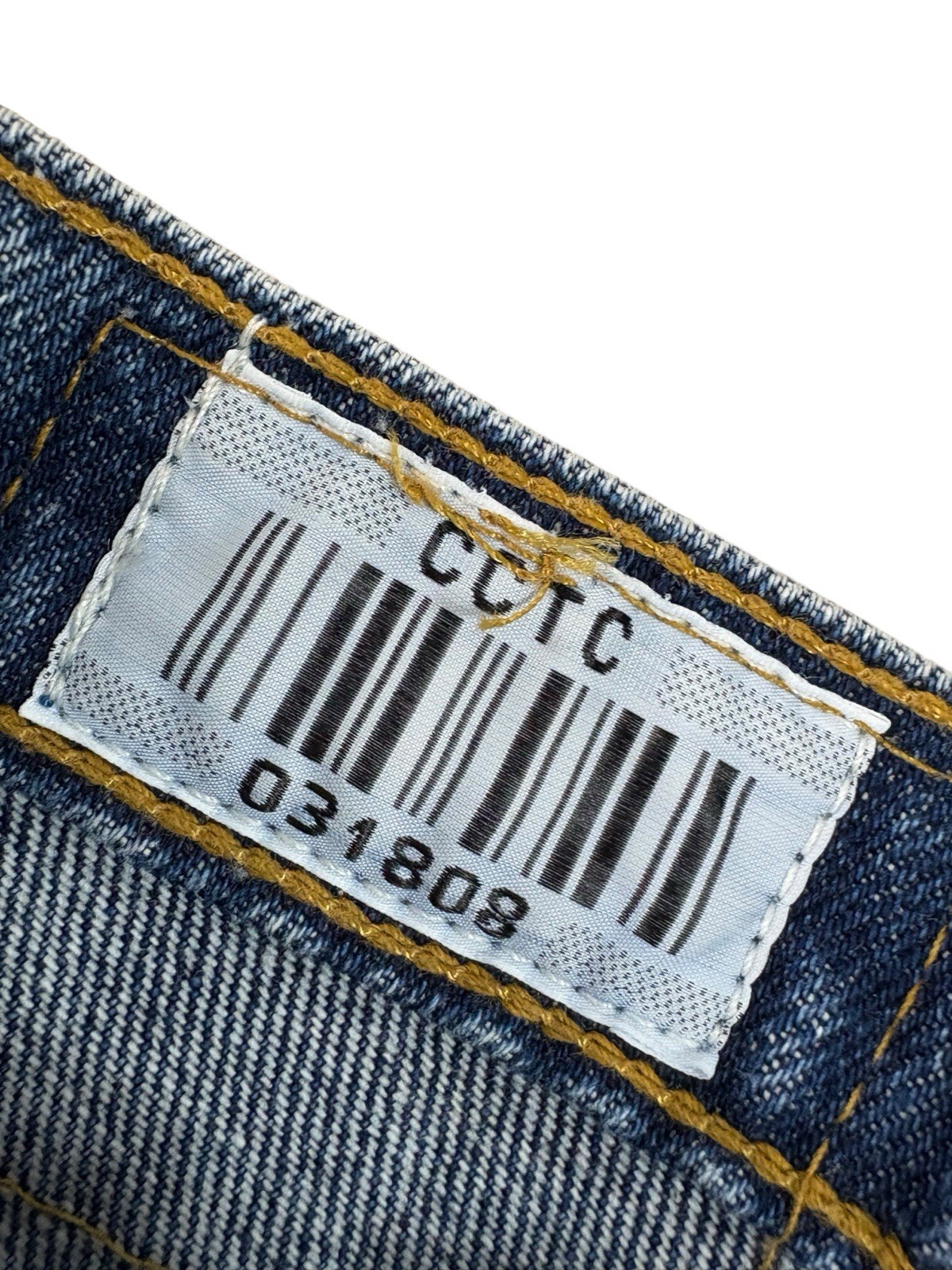 Vintage 1995 Levi’s Women’s Jeans 25×32 Tapered Fit Made Canada Deadstock
