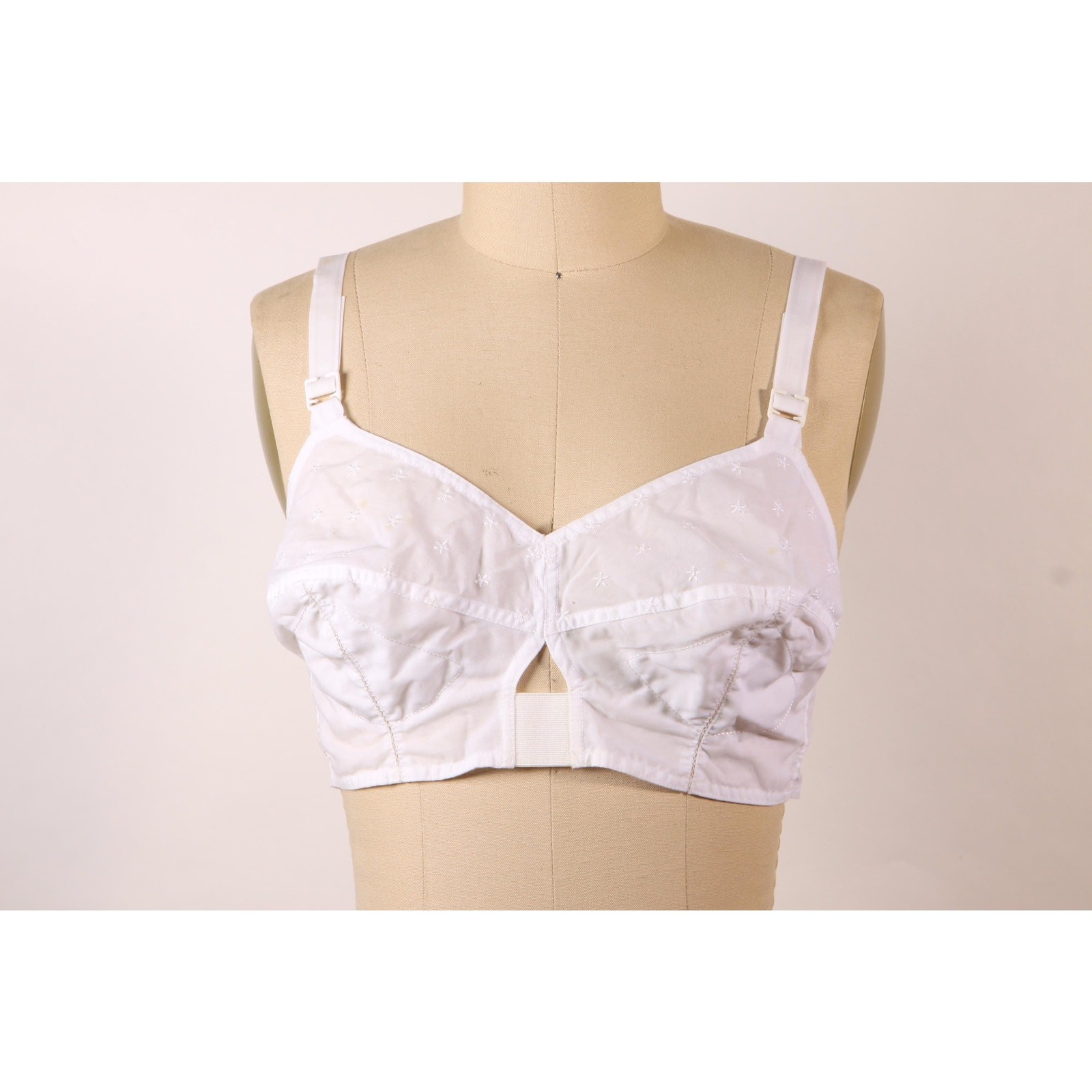 1970s Does 1950s White Floral Embroidery Pin Up Style Bra by Gelmart-38B