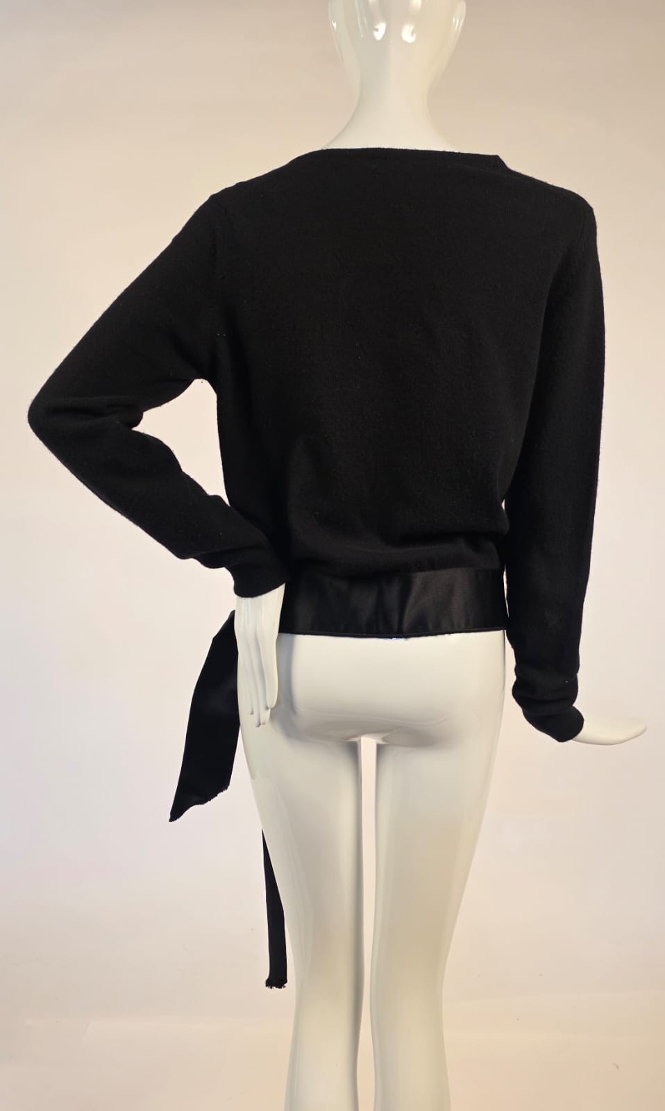 VINTAGE DESIGNER CHANEL BLACK CASHMERE SWEATER W SILK SATIN BELTING