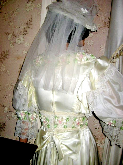 VTG 1980 2pc CREAM GLOSSY SATIN BALL GOWN/LACE-PINK RIBBON FLORAL-9-10-LACE HAT