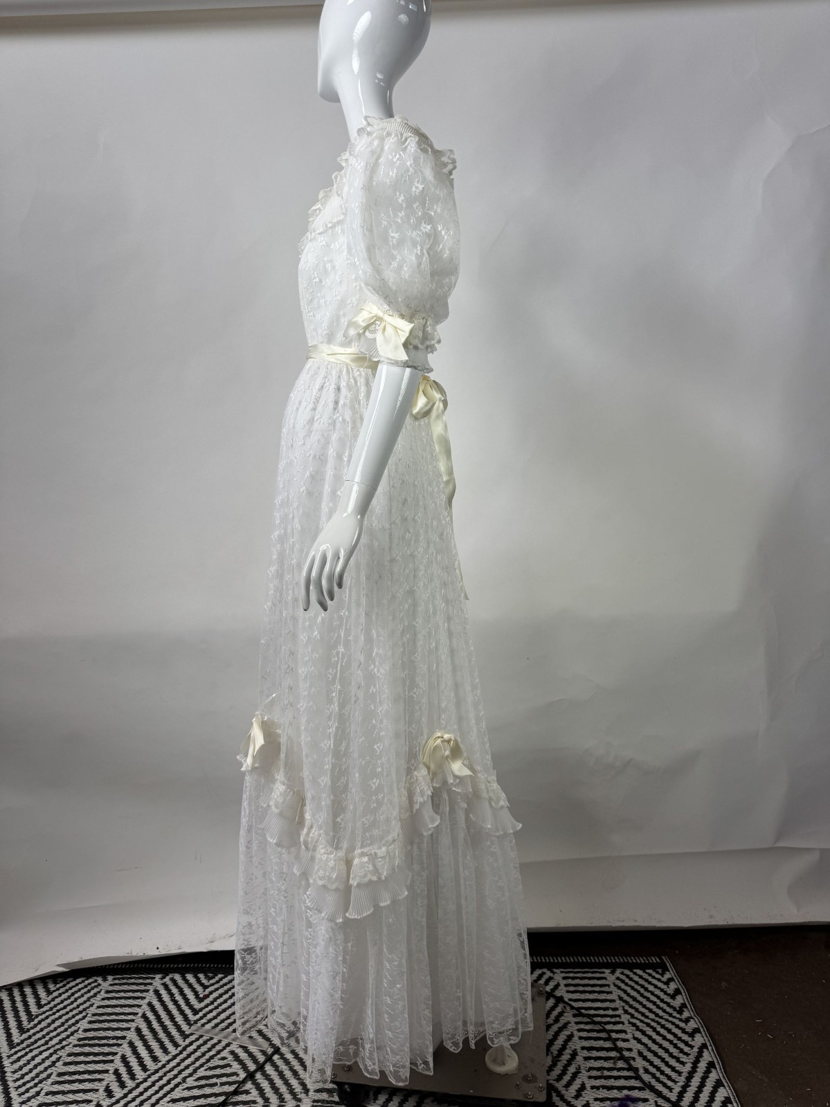 Vintage 70s White Lace Wedding Dress Size 8 With Satin Ribbons & Ruffled Necklin