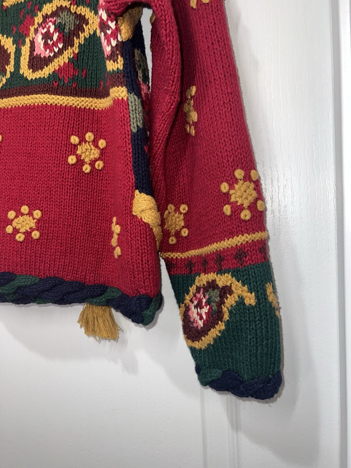 The Eagle’s Eye VTG Holiday Hand Knit Pullover Sweater Gold Tassel Detail Small