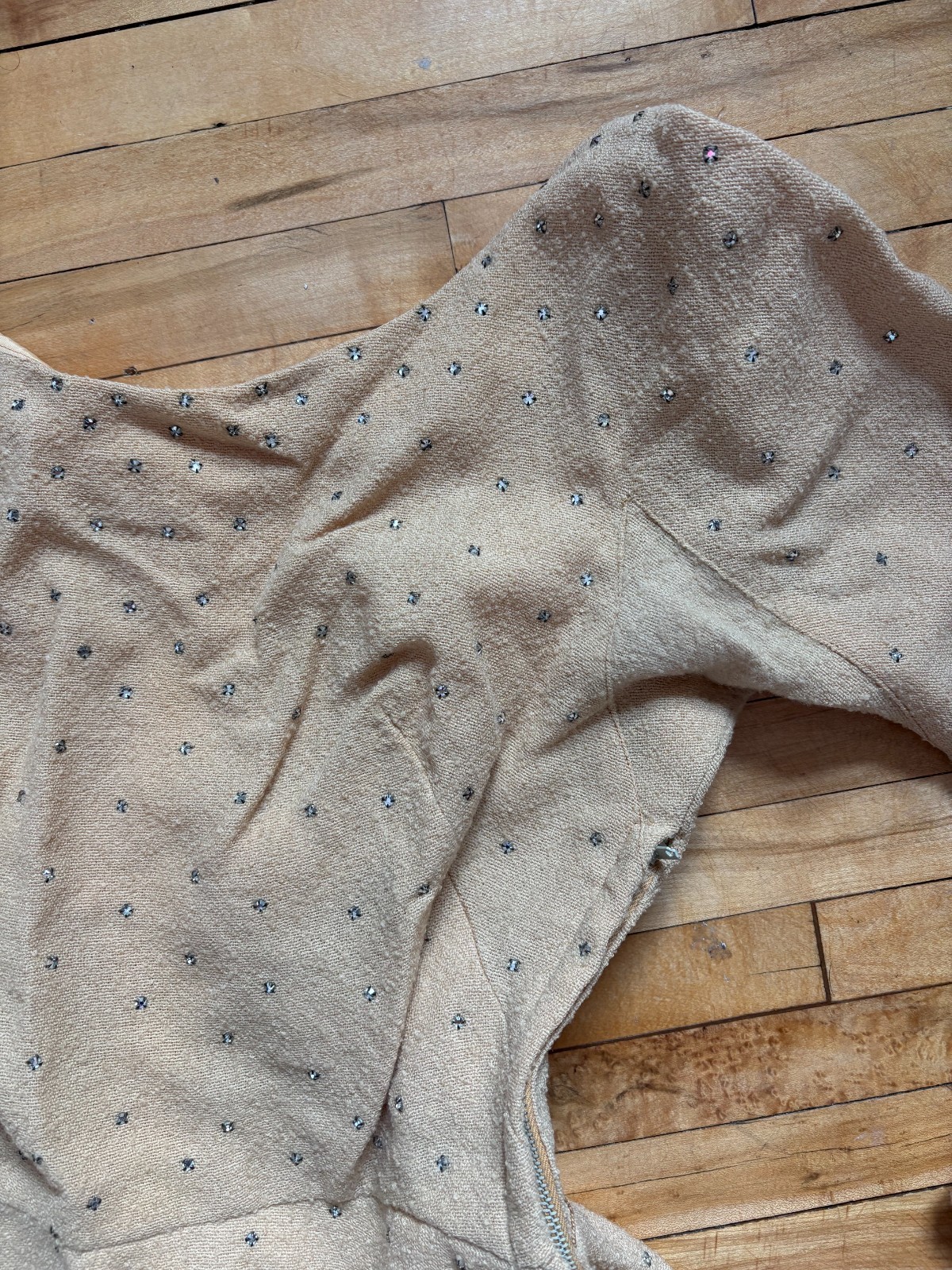 VTG 1950s BEIGE OYSTER WOOL CREPE DRESS WITH RHINESTONES 25″ WAIST