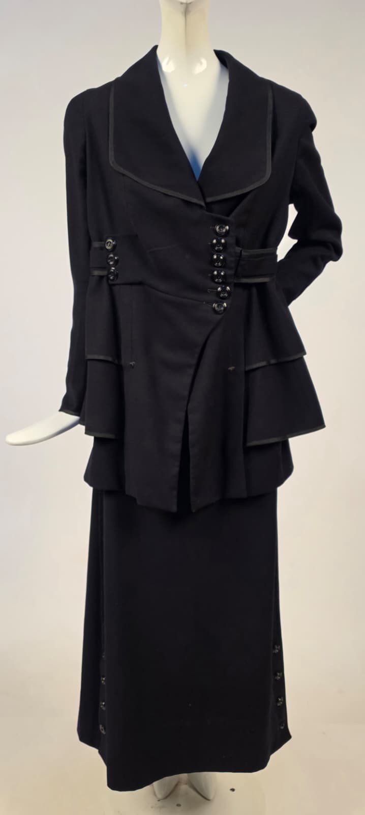 HIGH STYLE EDWARDIAN NAVY WOOL WALKING SUIT W BRAID DETAIL EDGING