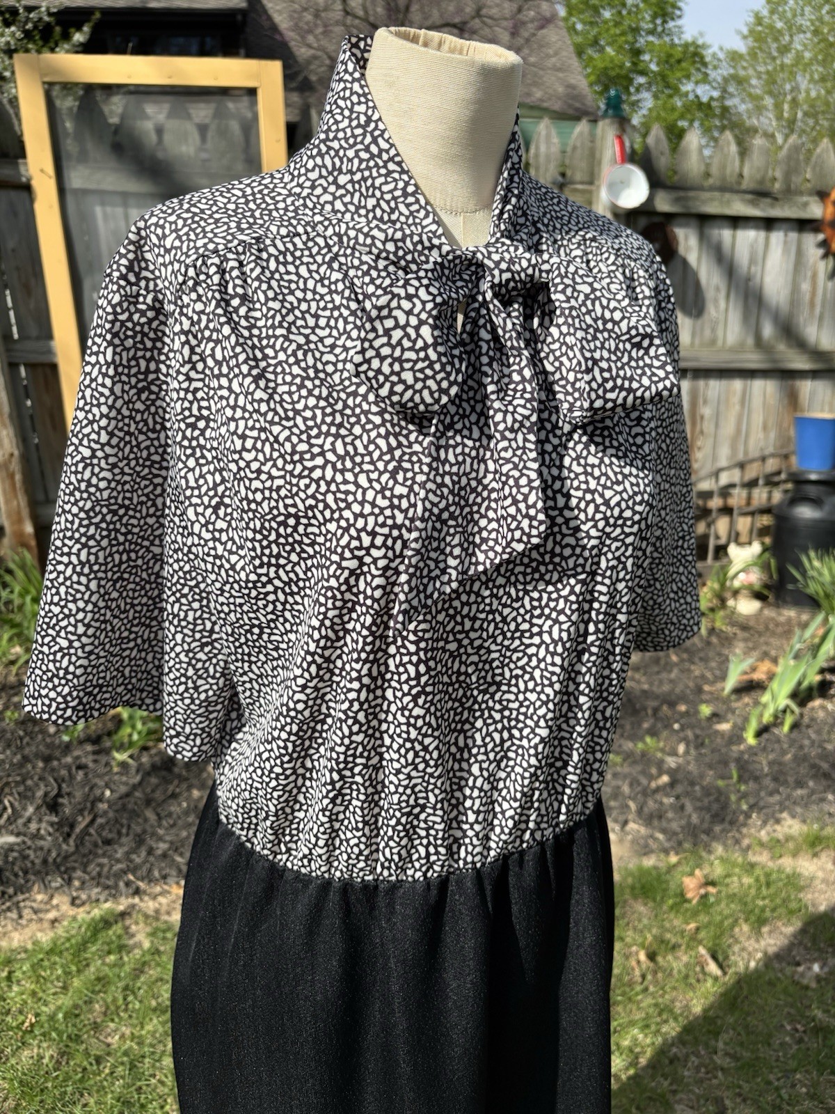 VTG 1980s Secretary Dress Pussy Bow Midi Pencil Sz L B40 Black White Stretchy