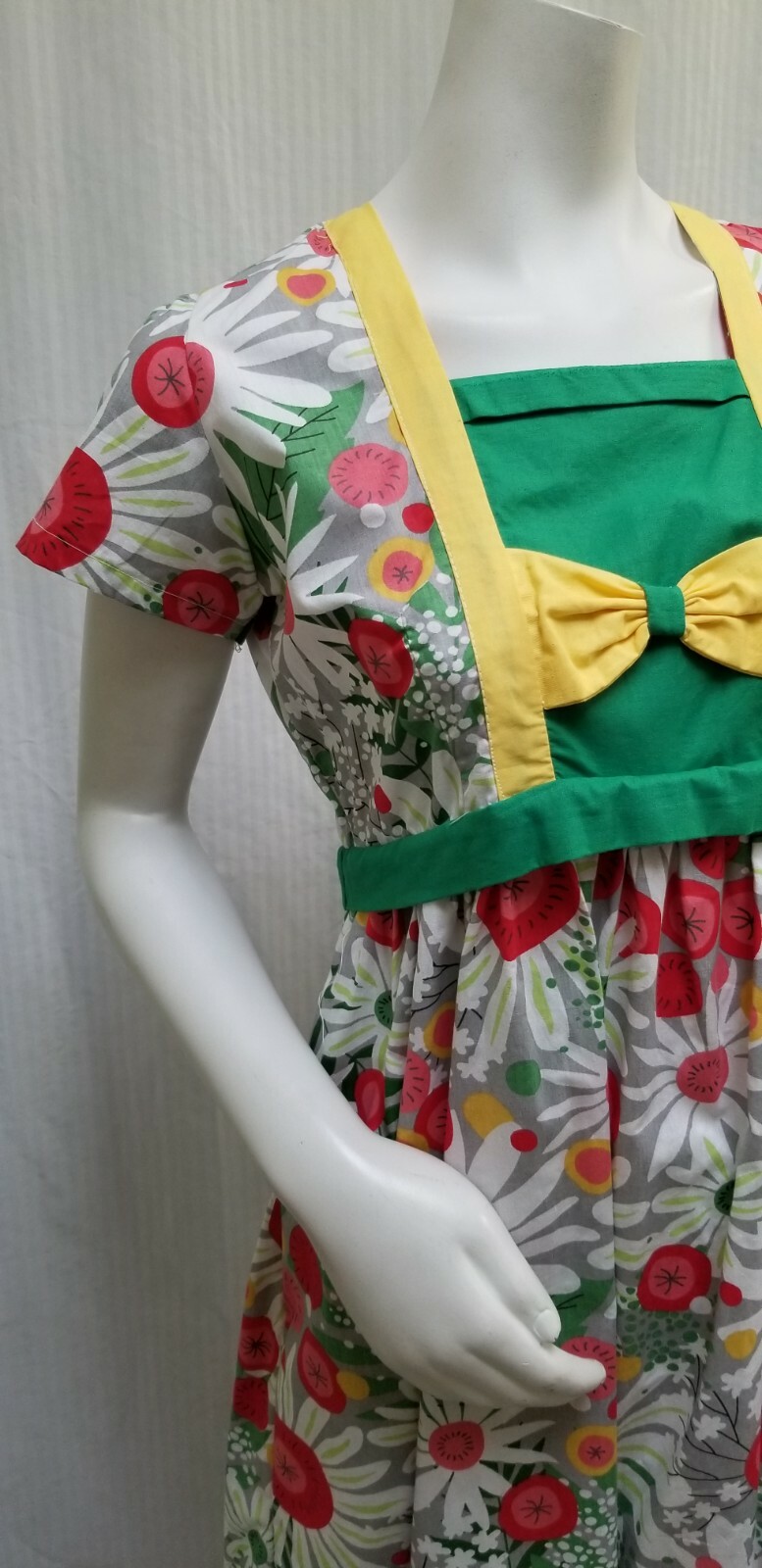 Vintage Gray Red Green Yellow Floral Print Milkmaid Dress – Size M – EUC