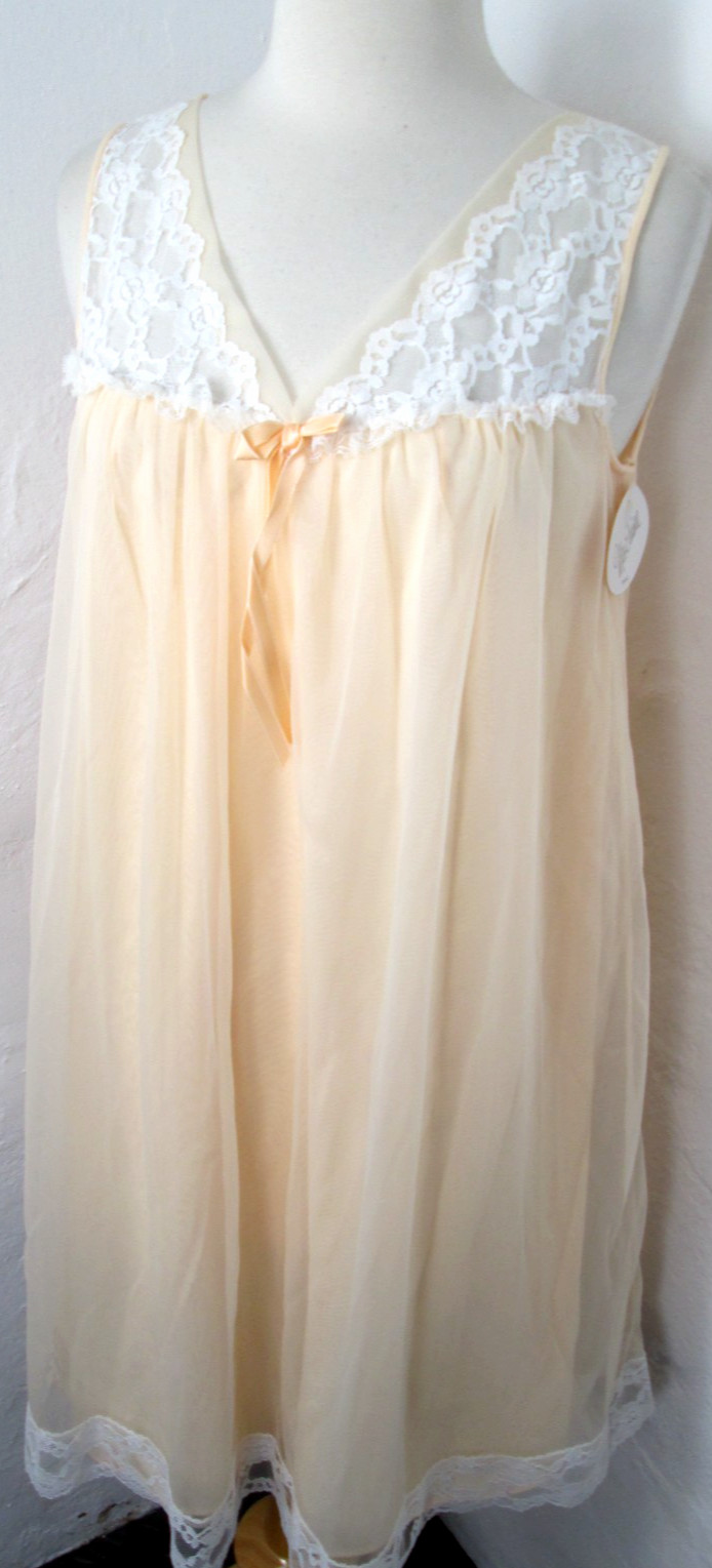New Vintage 60s Miss Elaine Short Nightgown SMALL Peach Chiffon Overlay Lace NOS