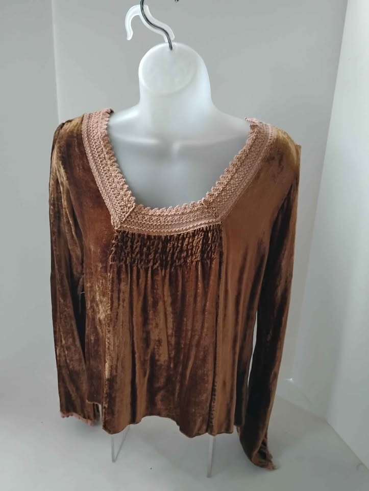 Women’s Medium Top Gold Velvet Long Sleeves Empire Style Bric-A-Brac Trim
