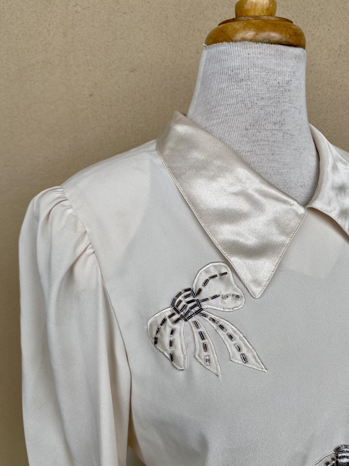 Vtg 80’s Ivory Nilani Blouse Hand Beaded Bow Appliqué Puff Shoulder Victorian 6