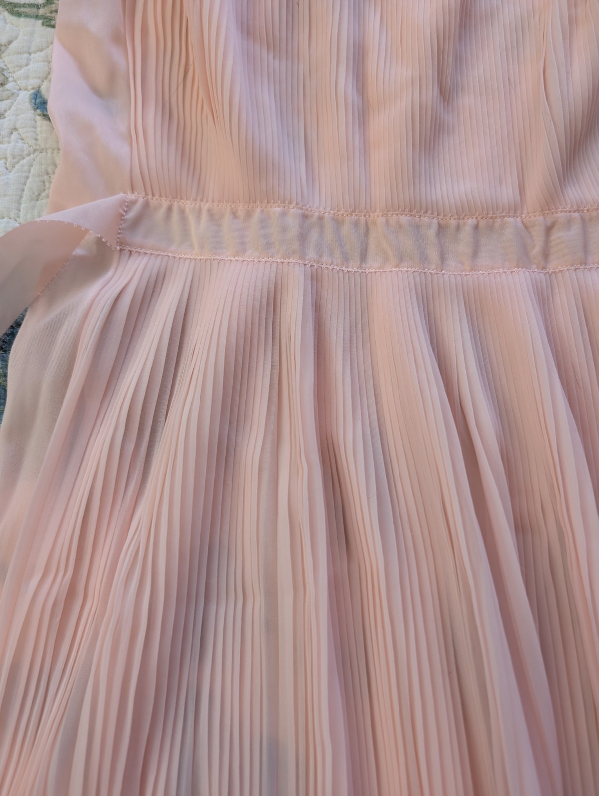 Vtg Vanity Fair „Coquette” pleated negligee, rare color~lite apricot/ peach