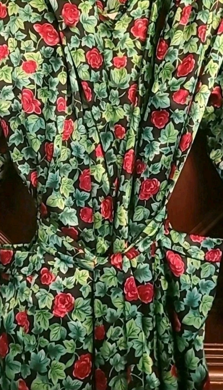 VTG Vanity Fair M Red Green Rose Floral Satin WRAP Peignoir Robe Nightgown Set