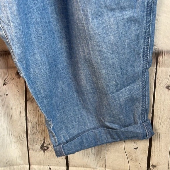 GAP Archive Re-issue 90s Pleated Fit High Rise Tapered Khakis Blue Chambray 33R