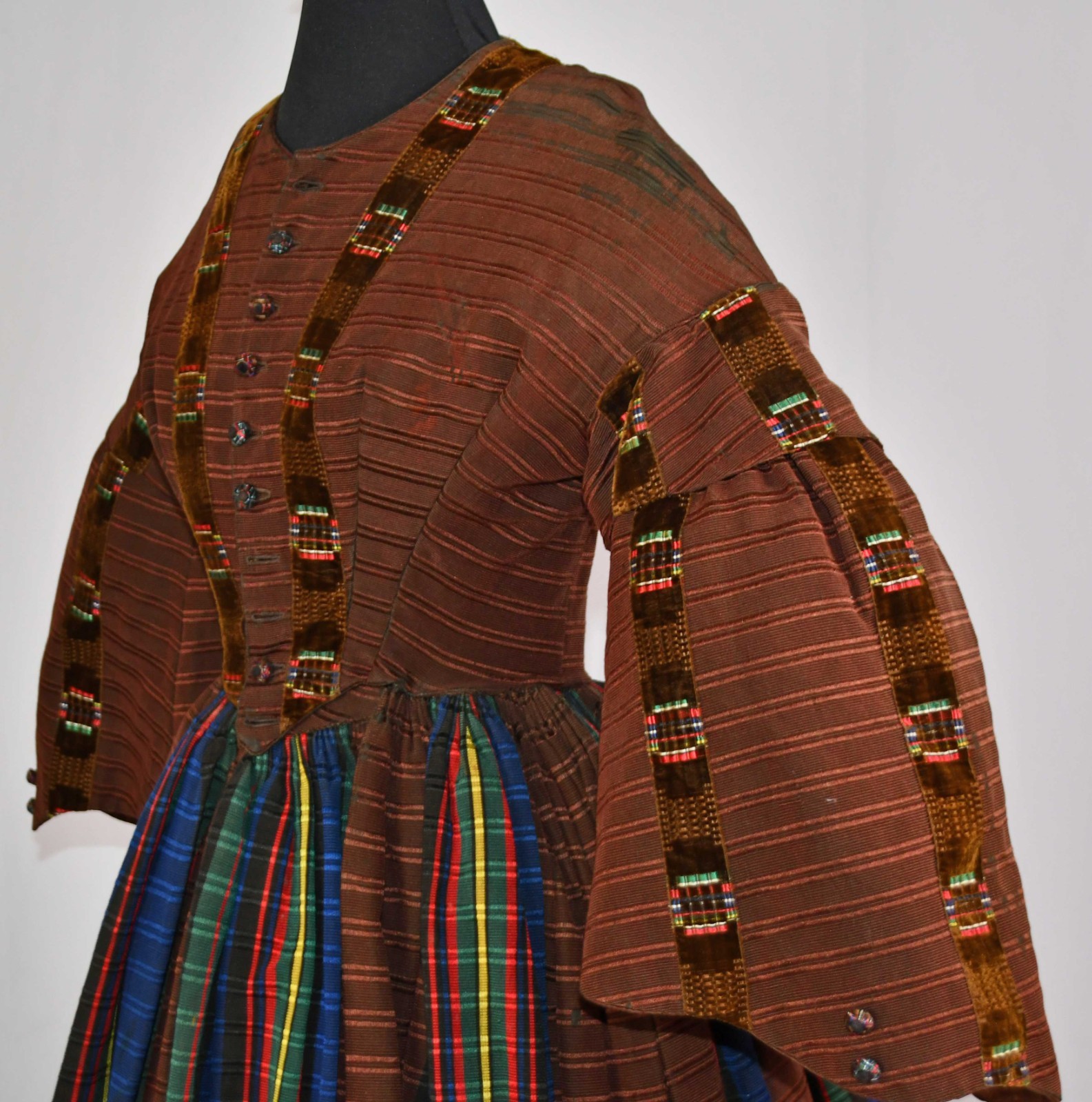 VICTORIAN LADIES DAY DRESS WITH WIDE PAGODA SLEEVES, c.1850’s