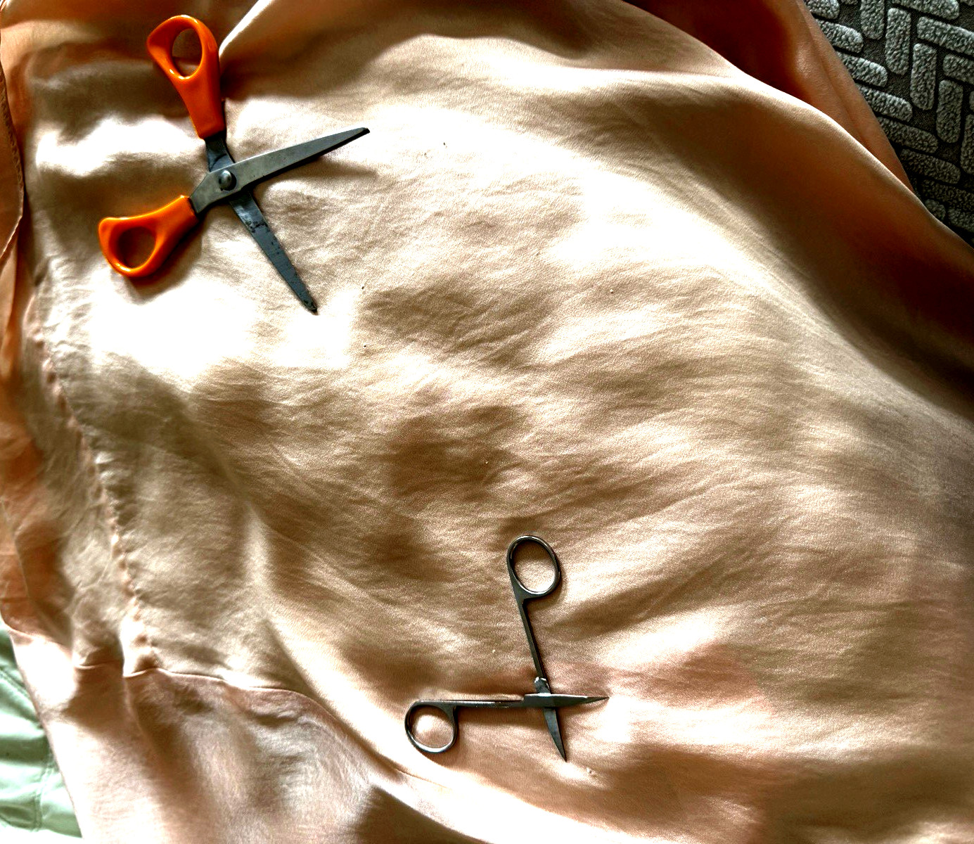 1930s FAMOUS-BARR Peachy Pink SILK NEGLIGEE Boudoir Robe Peignoir S Lace Trim
