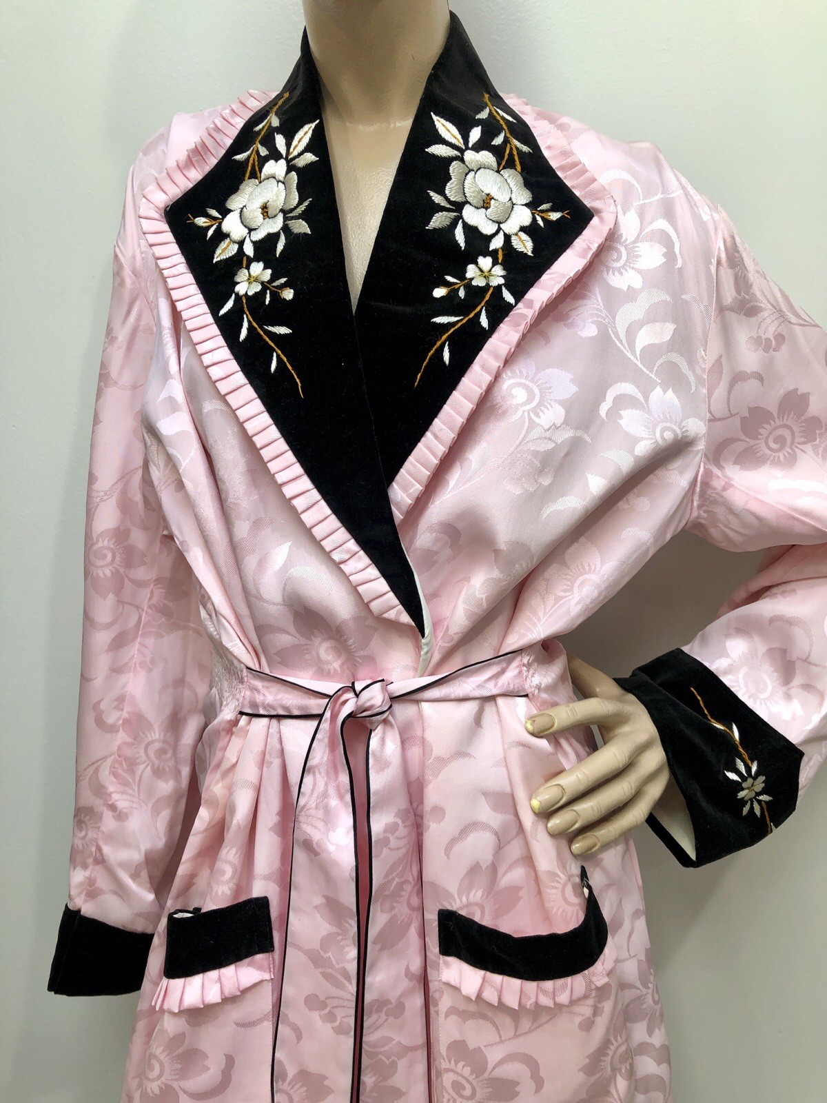 VTG 1940s 50s Cusp PINK RAYON Jacquard & VELVET Embroidered DRESSING GOWN Robe