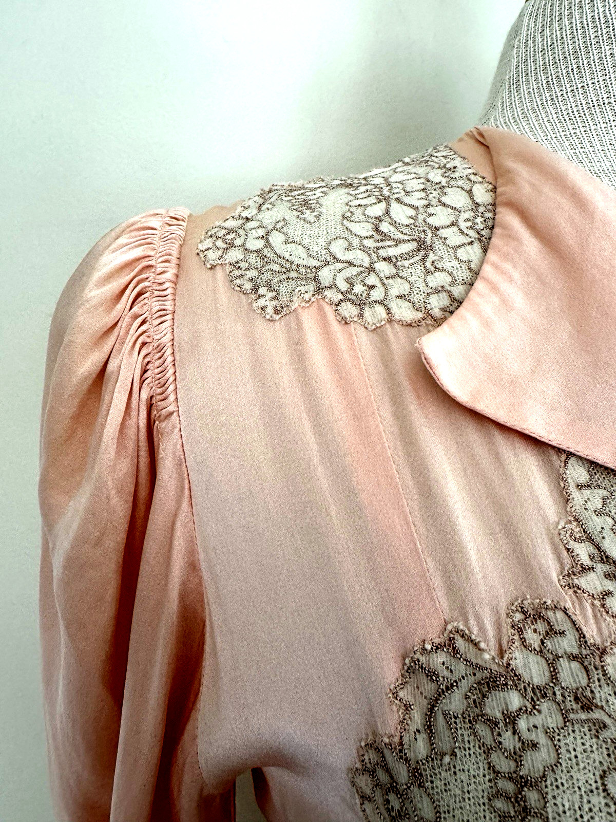 1930s FAMOUS-BARR Peachy Pink SILK NEGLIGEE Boudoir Robe Peignoir S Lace Trim