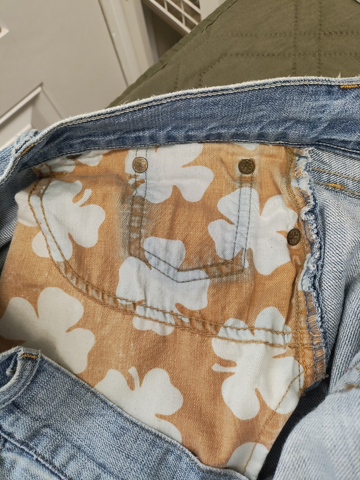 Lucky Brand By Gene Montesano Reg Inseam Light Distressed Denim With Logo Lined
