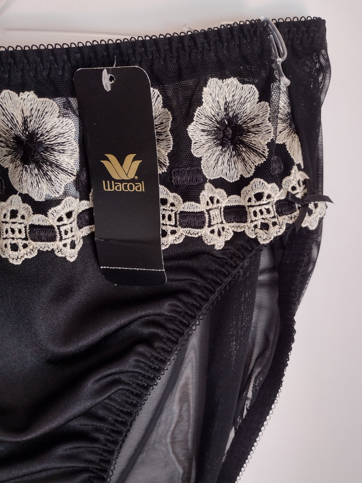 VINTAGE WACOAL 84132 PRETTY & POLISHED EMBROIDERED HICUT BRIEF PANTY XL BLACK WH