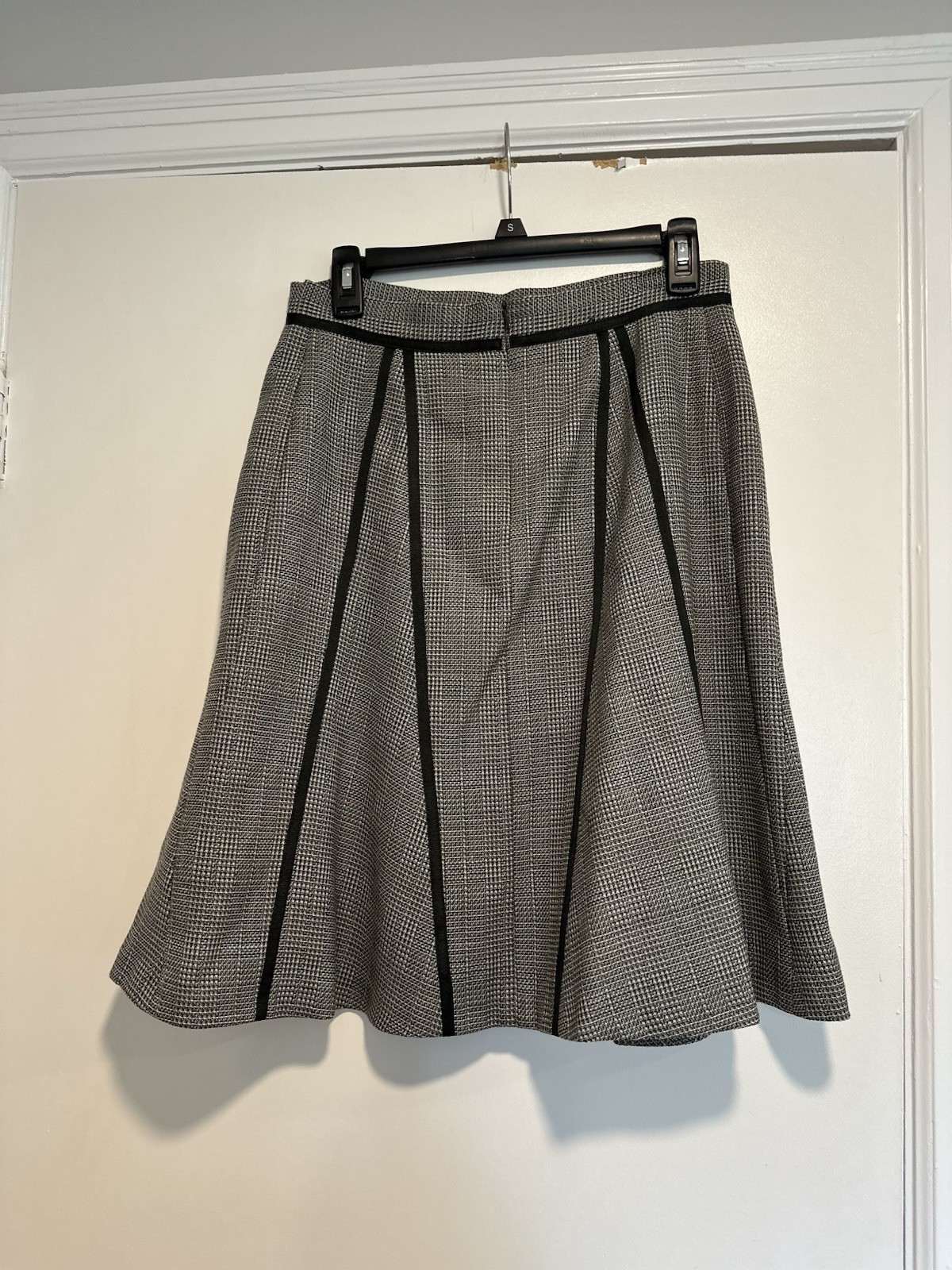 Harvé Bernard Vintage Sz:10 MIDI Wool Skirt Grey/ Black Piping. Back Zipper.