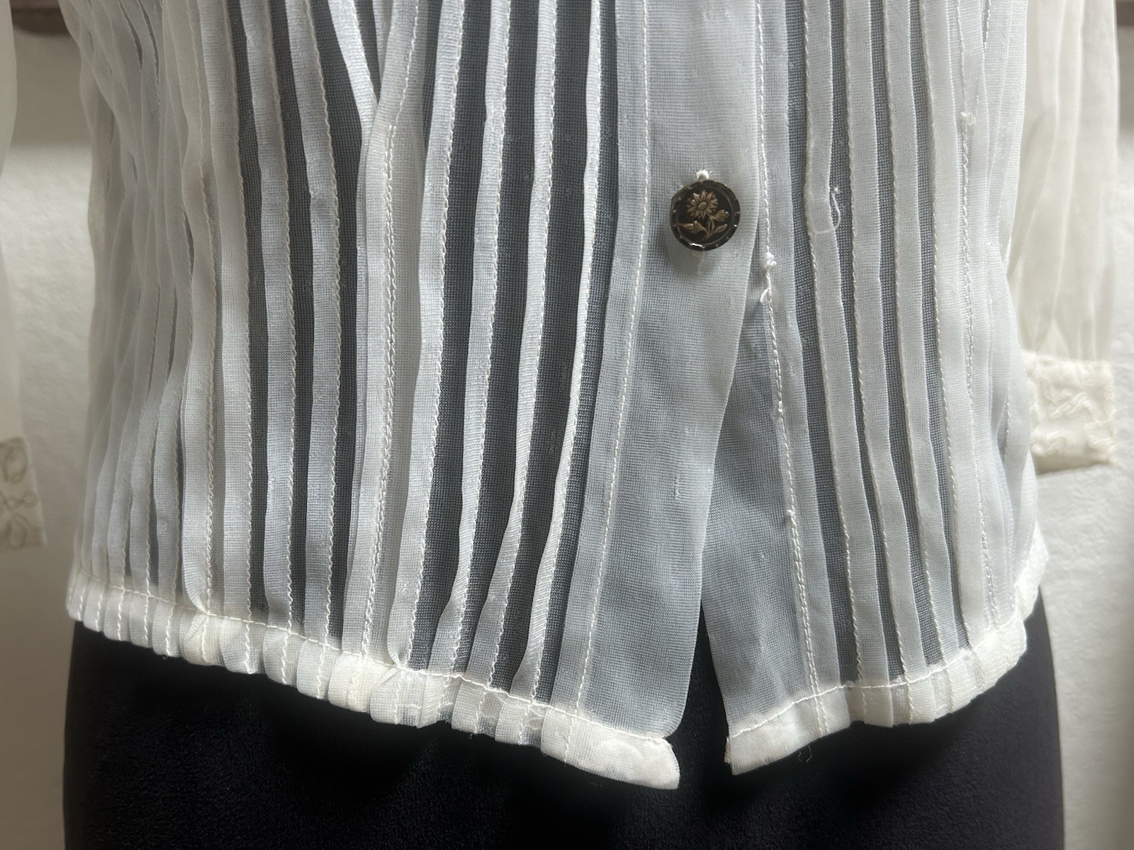Vtg White Sheer Nylon Prairie Victorian Country Revival Floral Buttons Sz S