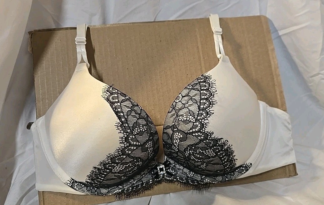 2011 Victoria’s Secret Miraculous Plunge 34B White Blk Lace Trim Bra Rhinestones