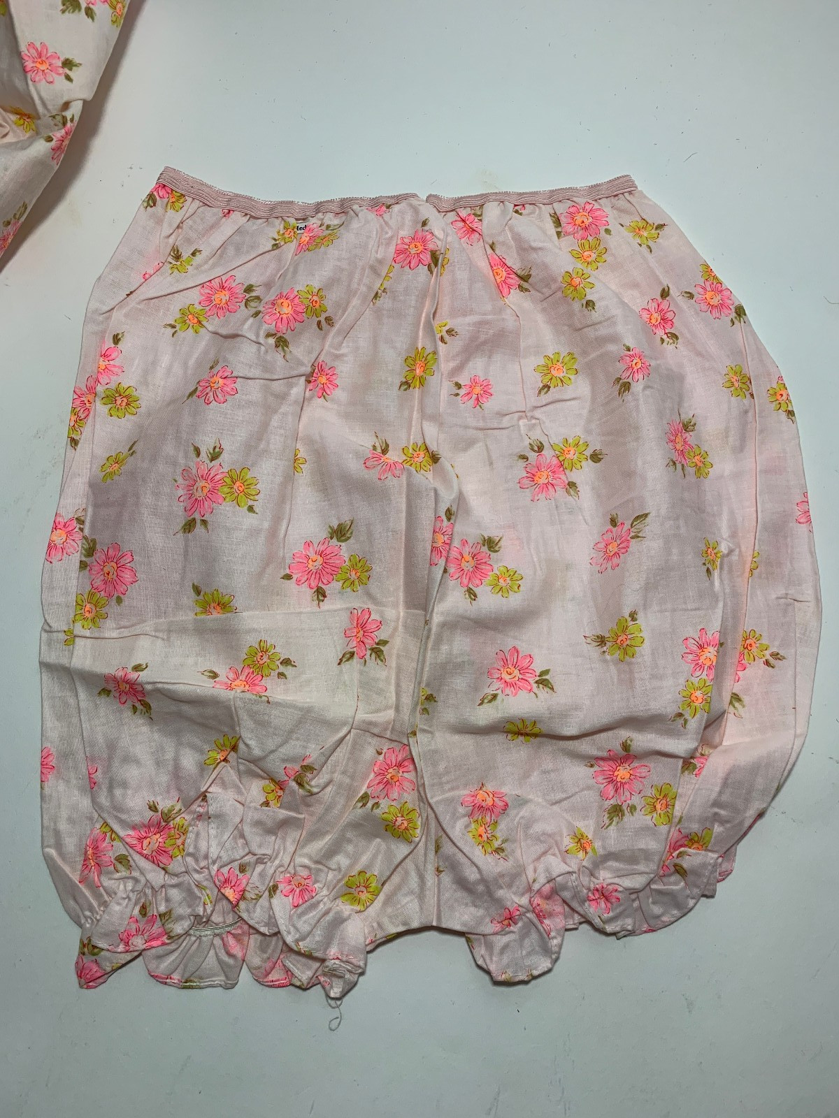 Vtg Artloom Lingerie 2 Piece Pajama Set – Size M – NOS – Florescent Floral Pink