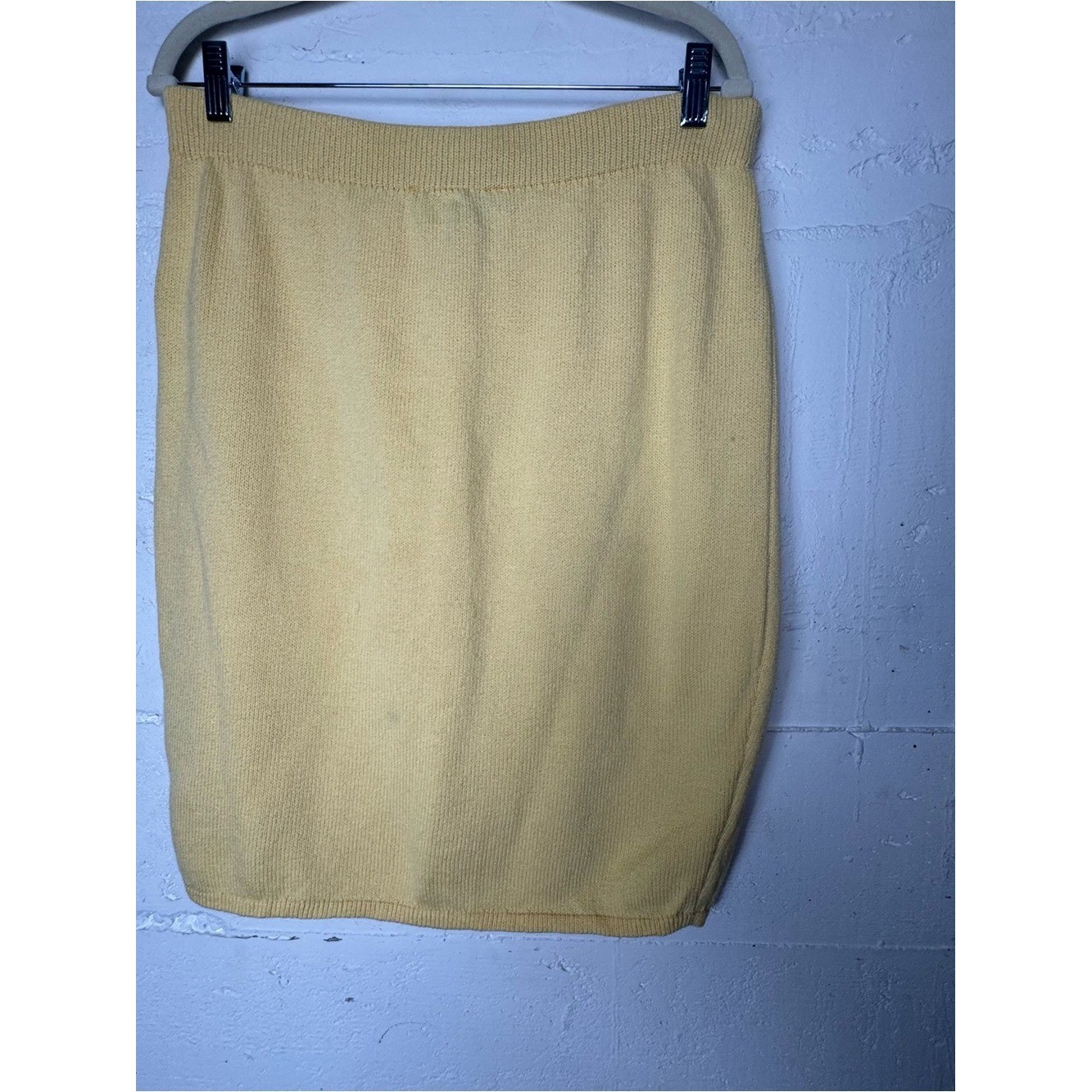 St. John Collection classic Sweater Skirt Size 6 Santana knit Light Yellow HTF