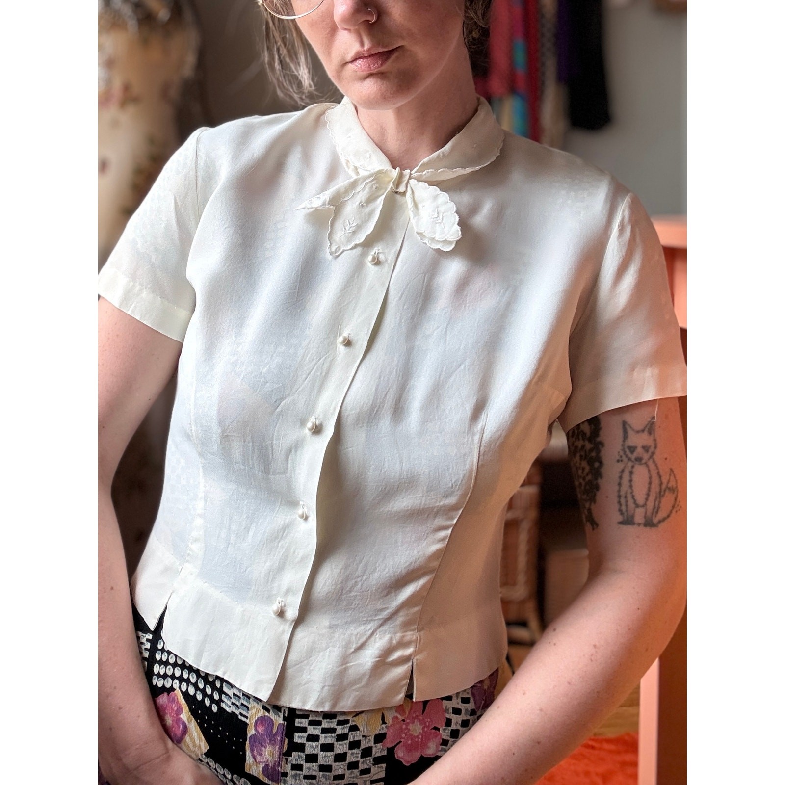 Vintage 50s Tie Collar Blouse | Ivory Pearl Button Top | Short Sleeve | M