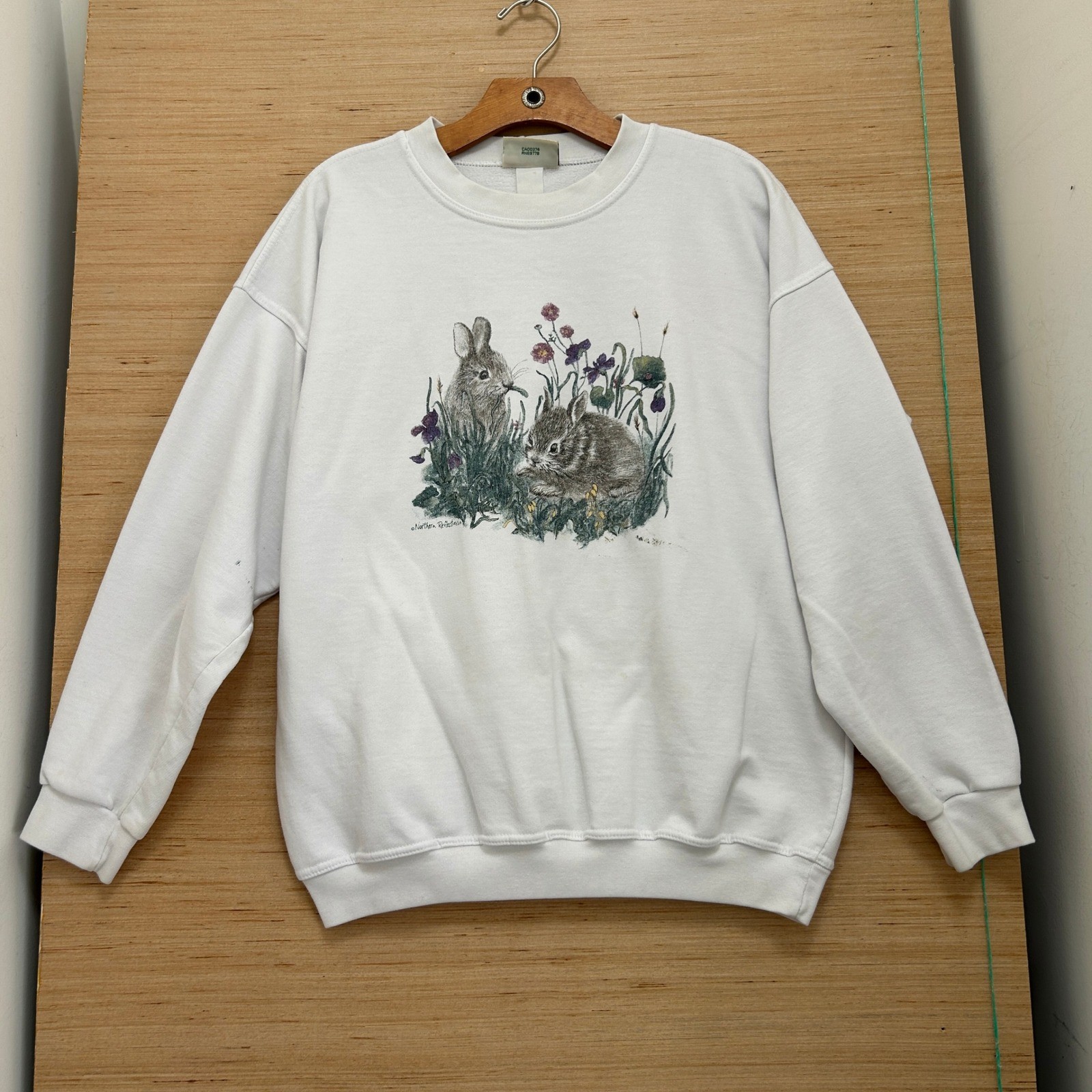 Northern Reflections Vintage White Rabbit Wildflower Graphic Sweatshirt Large
