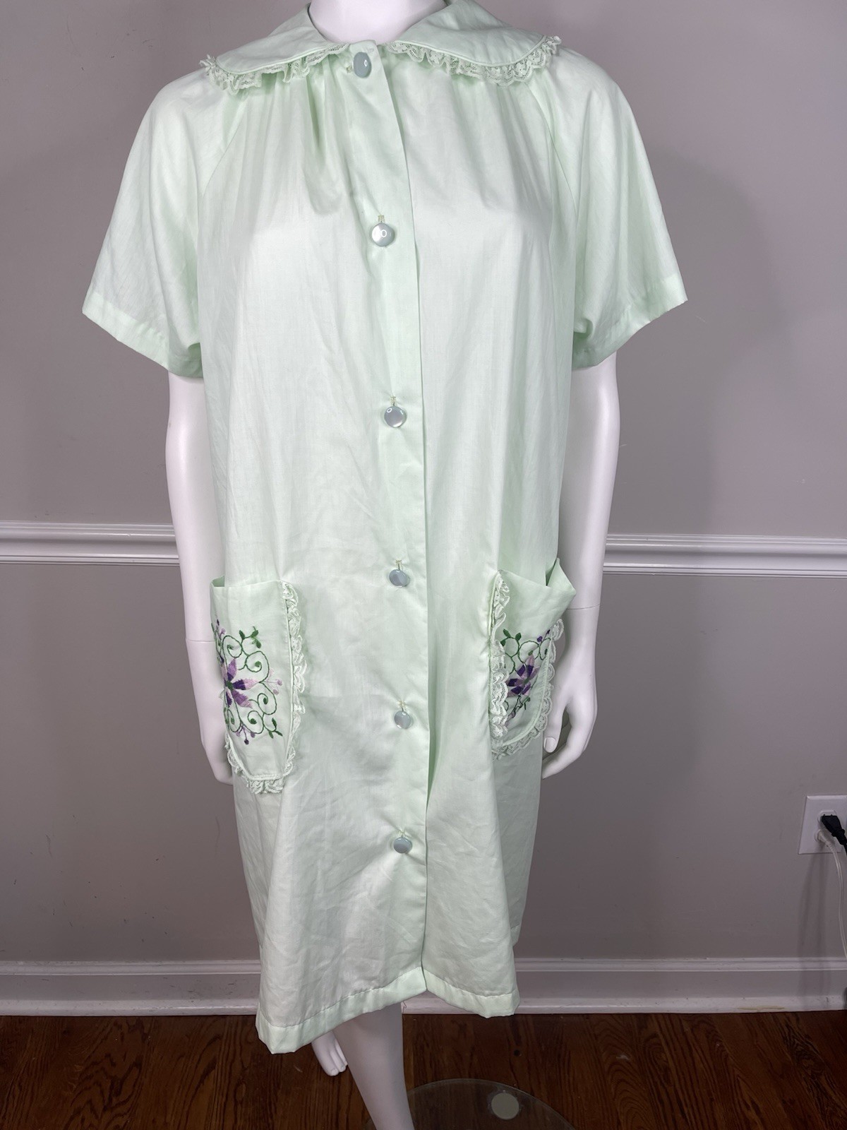 VINTAGE Women’s The comfort Coat Robe From Sears green embroidery size 16