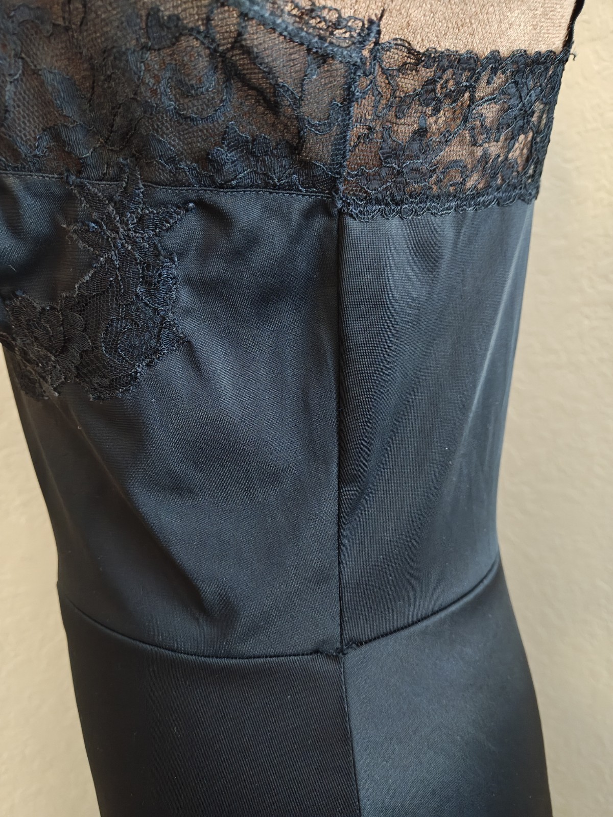 Classic 1960s Laros Black Lingerie Elegant Lace Trim Slip Size 34
