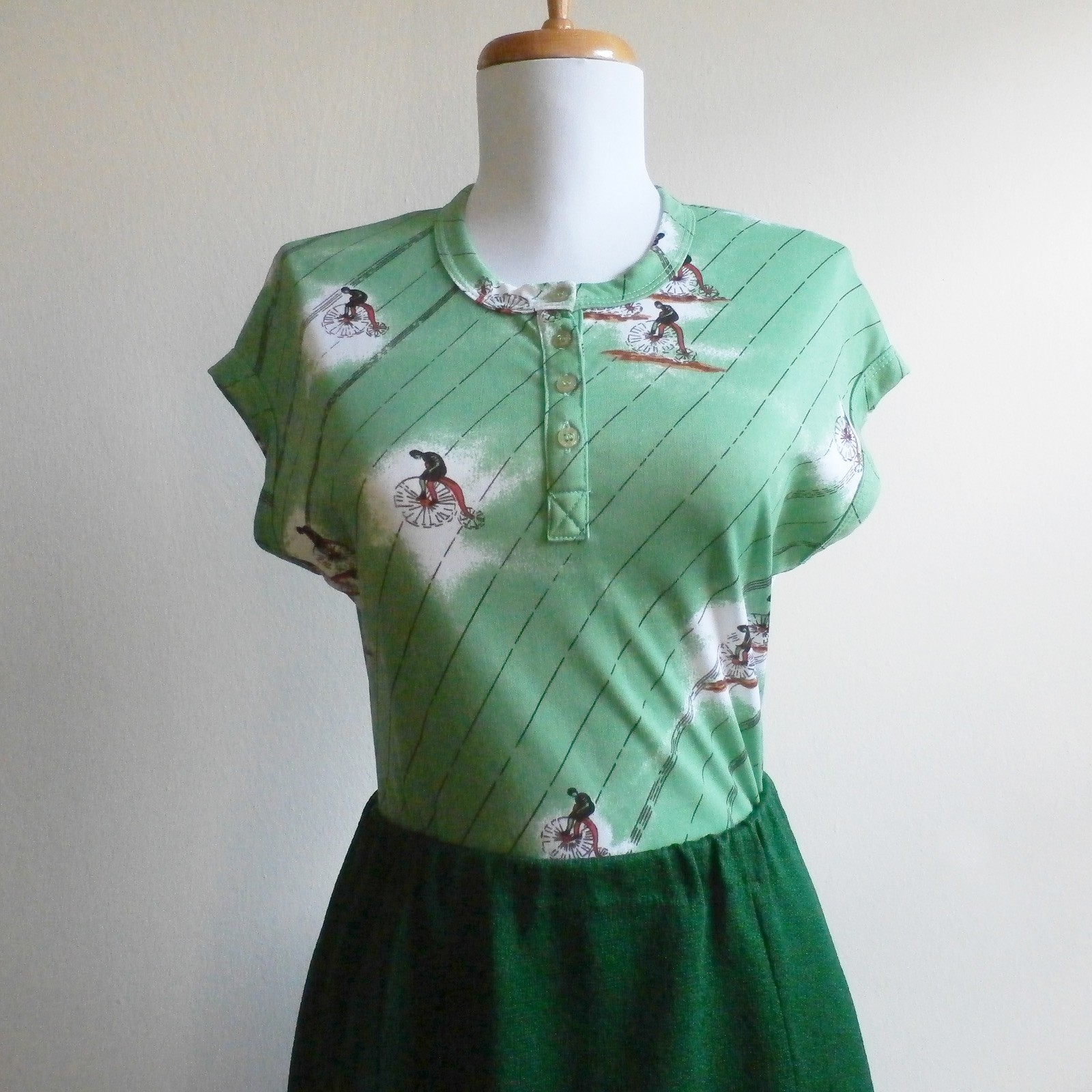VTG 60s 70s Green Novelty Print Top Victorian Bicycle Short Sleeve Henley Shirt