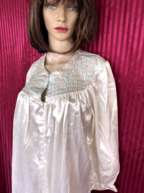 VTG IT’S A CHARM IVORY SATIN LOUNGEWEAR NIGHTGOWN SZ M