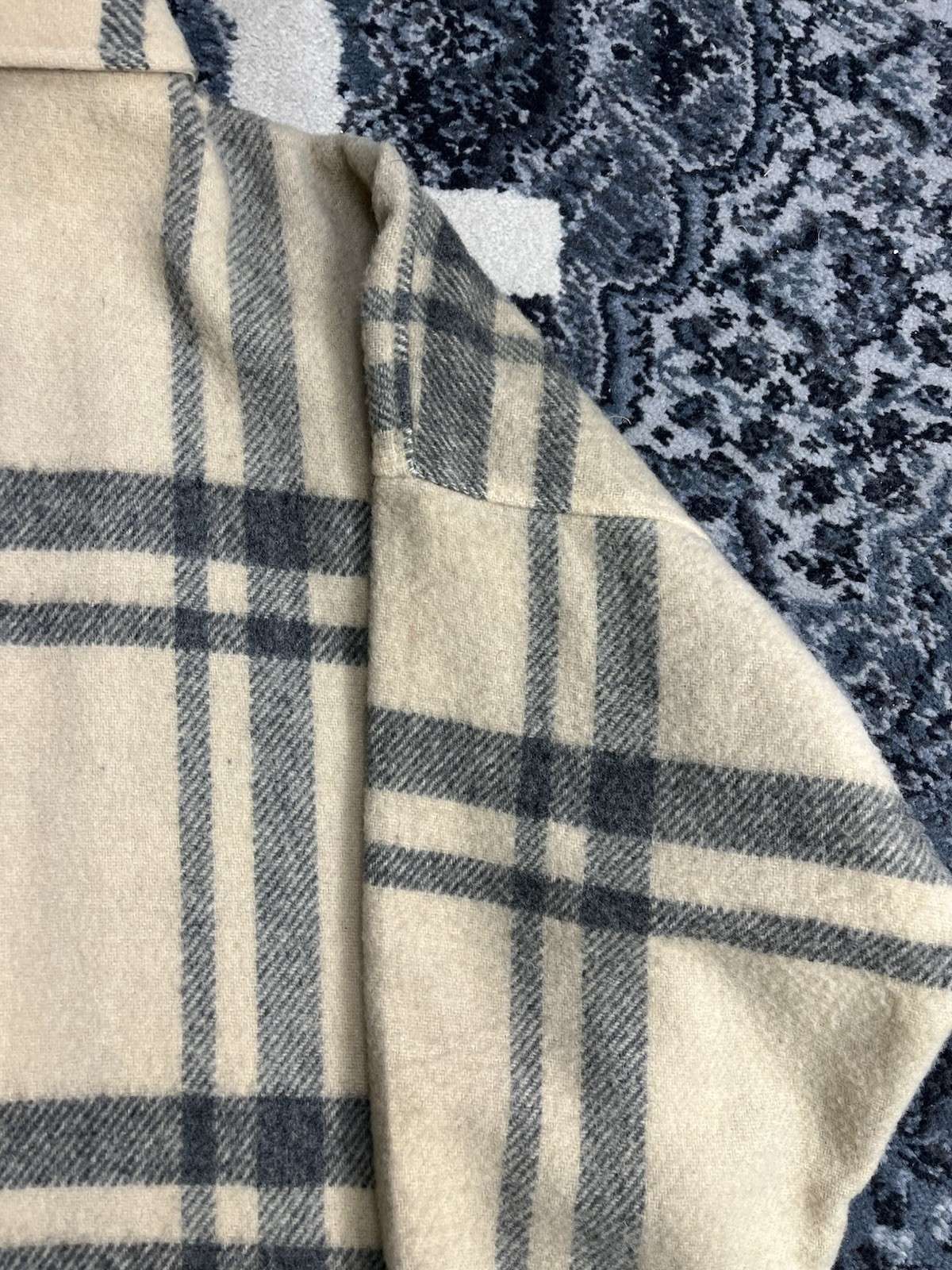 Vintage 1960s Womens’ WoolRich Flannel Shirt Size Large Made In USA beige