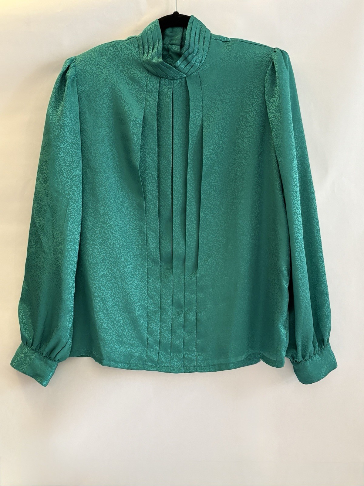 VTG Green Blouse, Faint Pattern. Made In Korea. 100% Polyester But Feels Silky