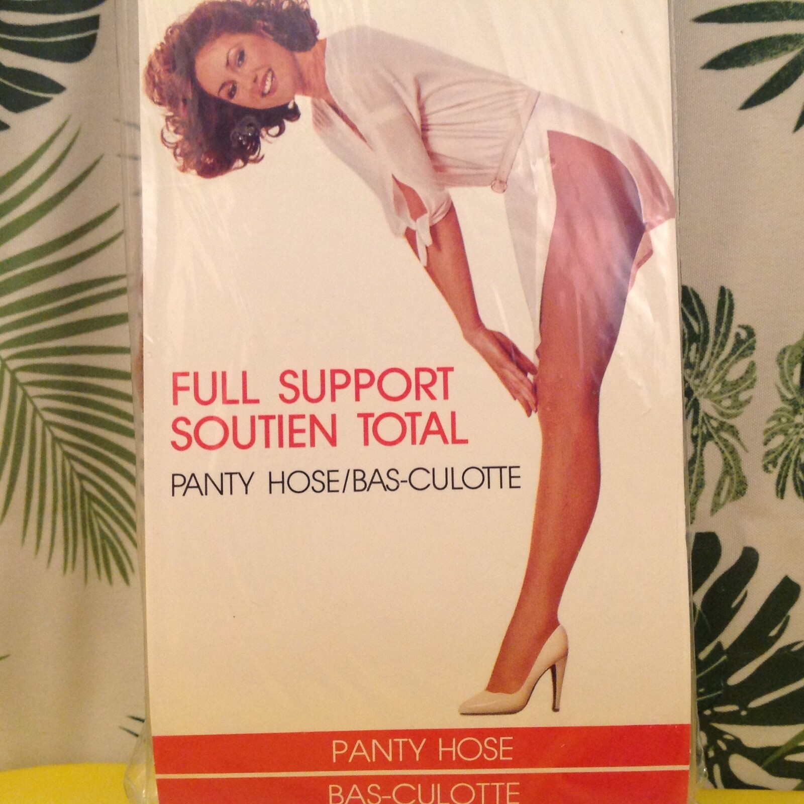 vintage Pantyhose Whisper Full Support Color Soft Beige Size Small BC004A