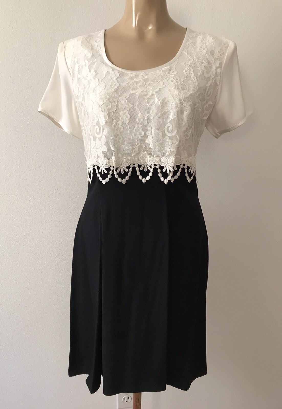 BE SMART White Lace & Black Corset Back Dress Size 5/6 Special Occasion ECU
