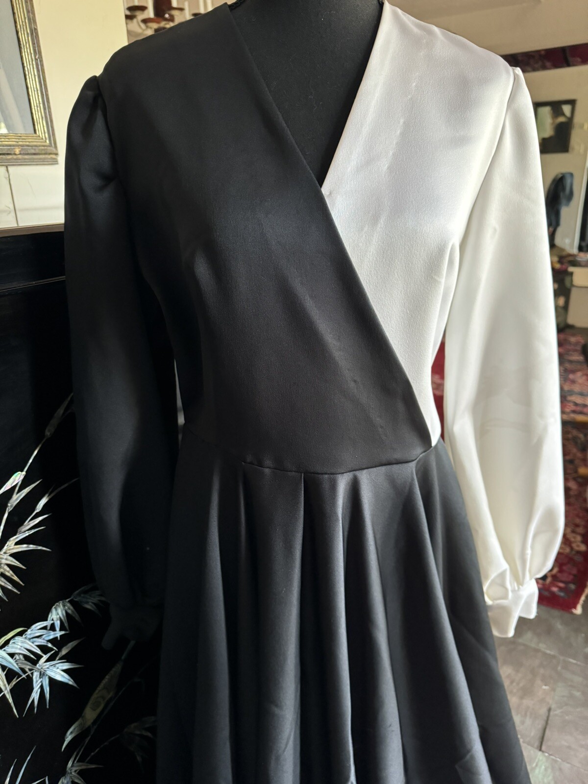 VINTAGE long Hollywood regency Evening gown black and white 1980