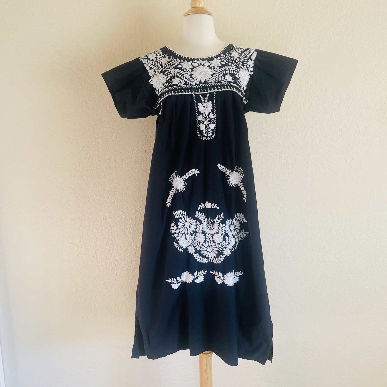 Vintage Black White Cotton Embroidered Floral Boho Hippy Mexican Dress~Small/Med
