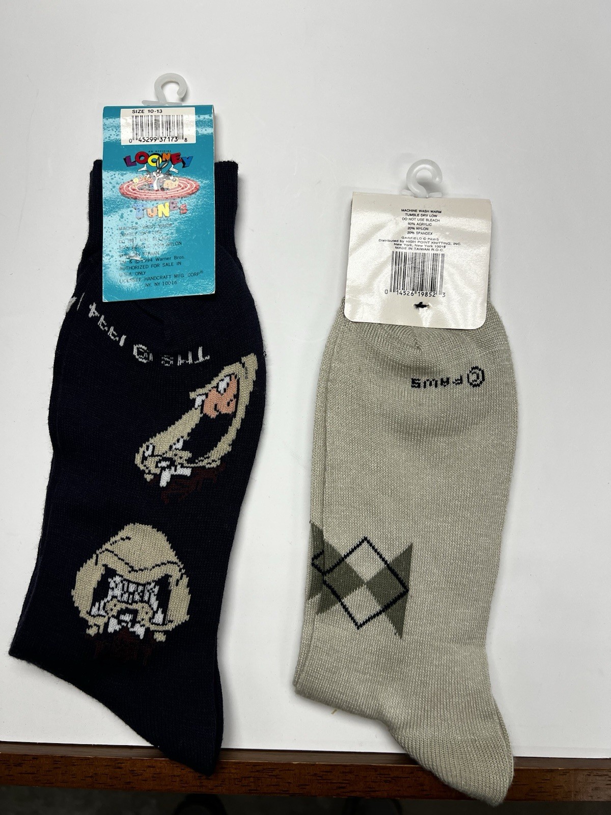 NEW Vintage 90’s Garfield Taz Looney Tunes Print Novelty Crew Socks Size 10-13 L