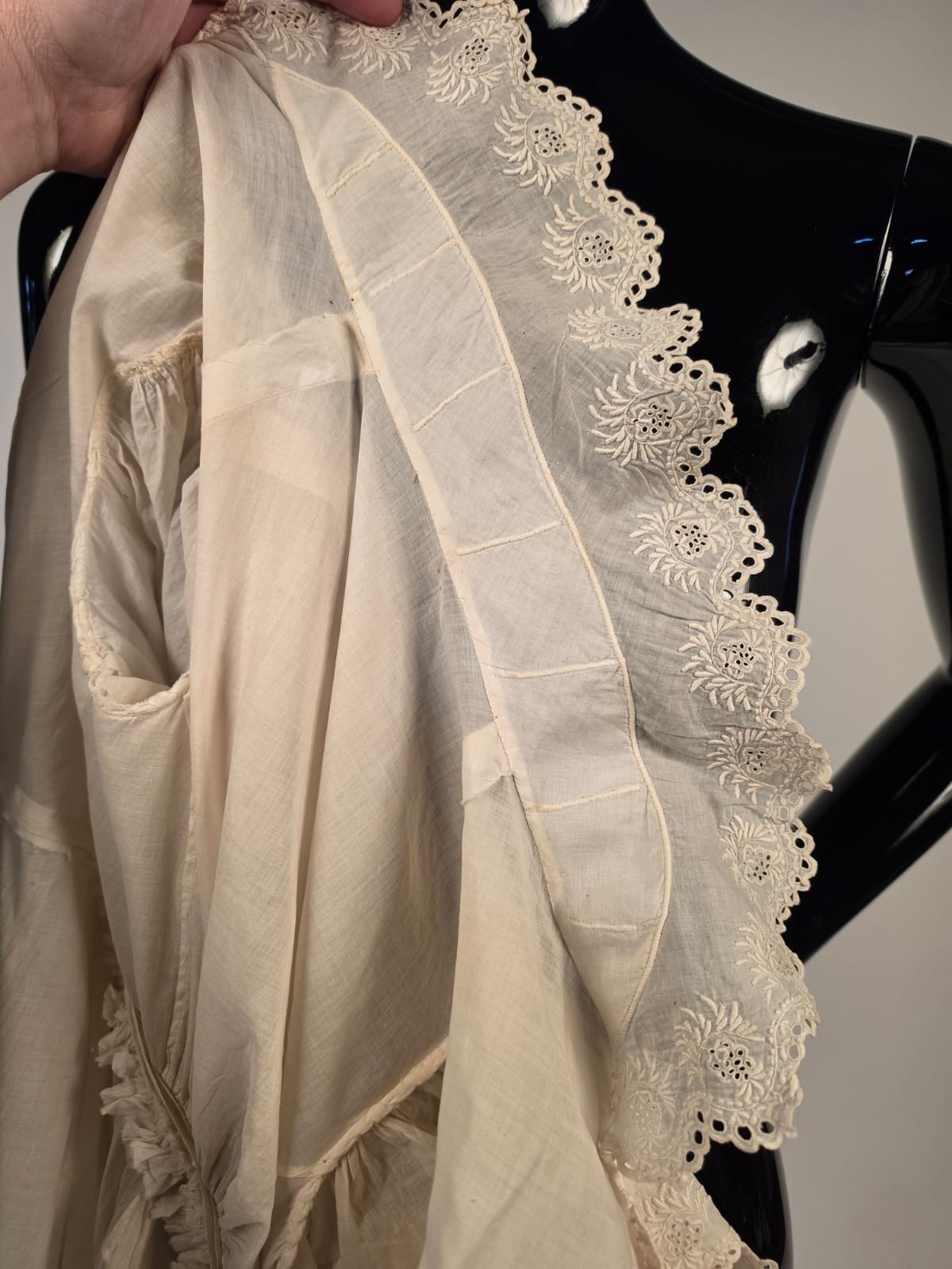 REGENCY 1815 HAND EMBROIDERED FINE COTTON DRESS W PUFF SLEEVES + STAND UP COLLAR